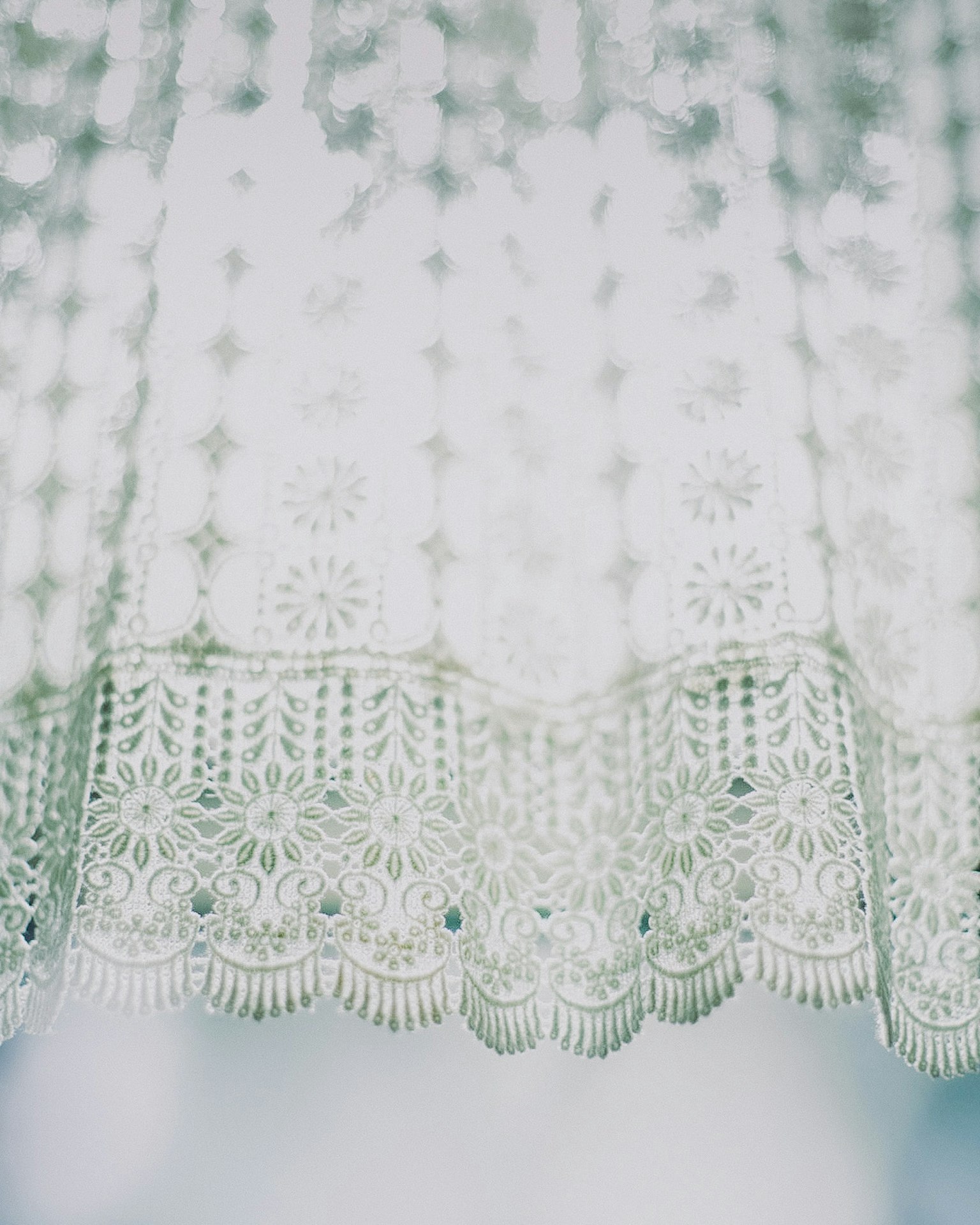 Texture et motif détaillés d'un rideau en dentelle transparente