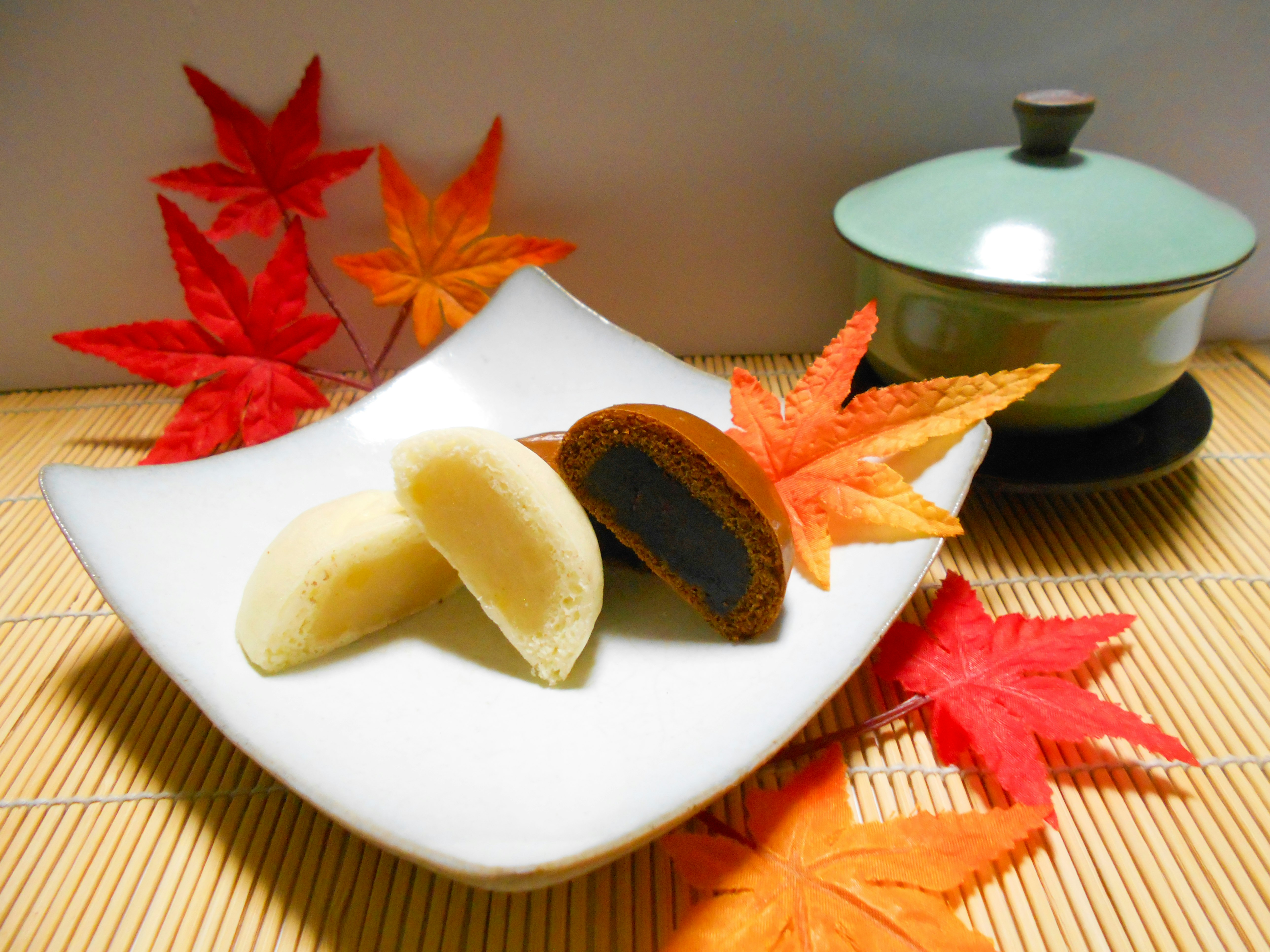 白い皿にのった和菓子と紅葉の葉、湯気のない茶器