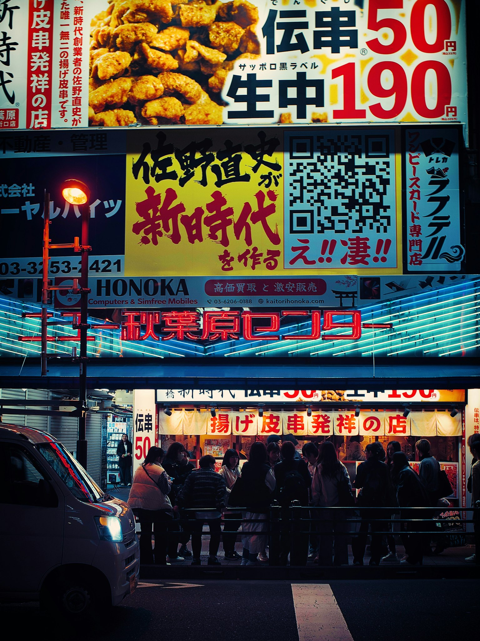 賑やかな日本のストリートフード店の外観 人々が並んでいる 明るいネオン看板とメニューが目を引く