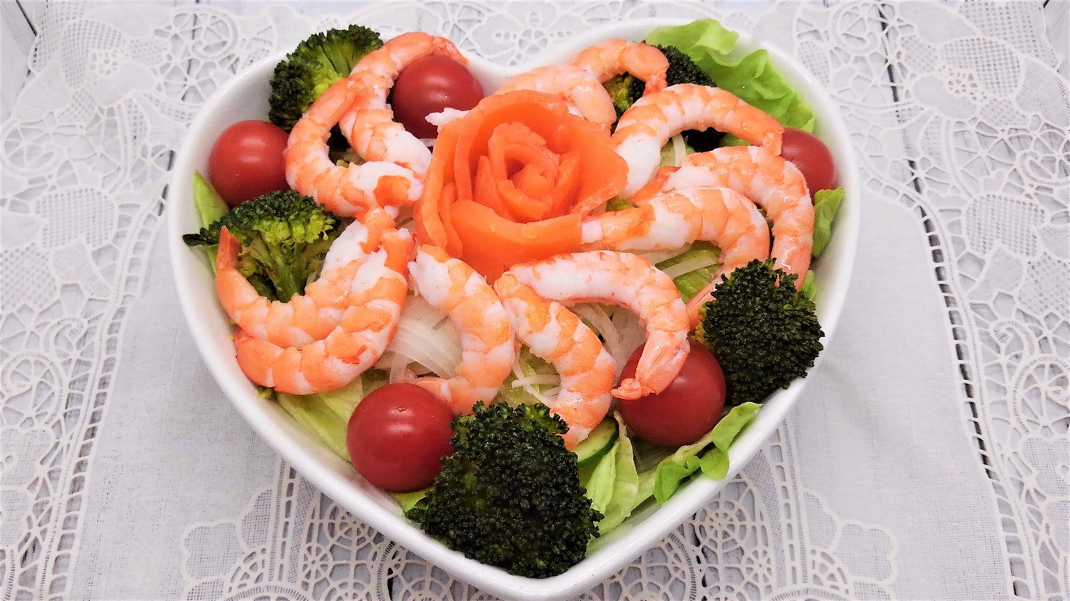 心形盤子盛滿蝦和鮭魚沙拉美麗的擺盤和新鮮的食材