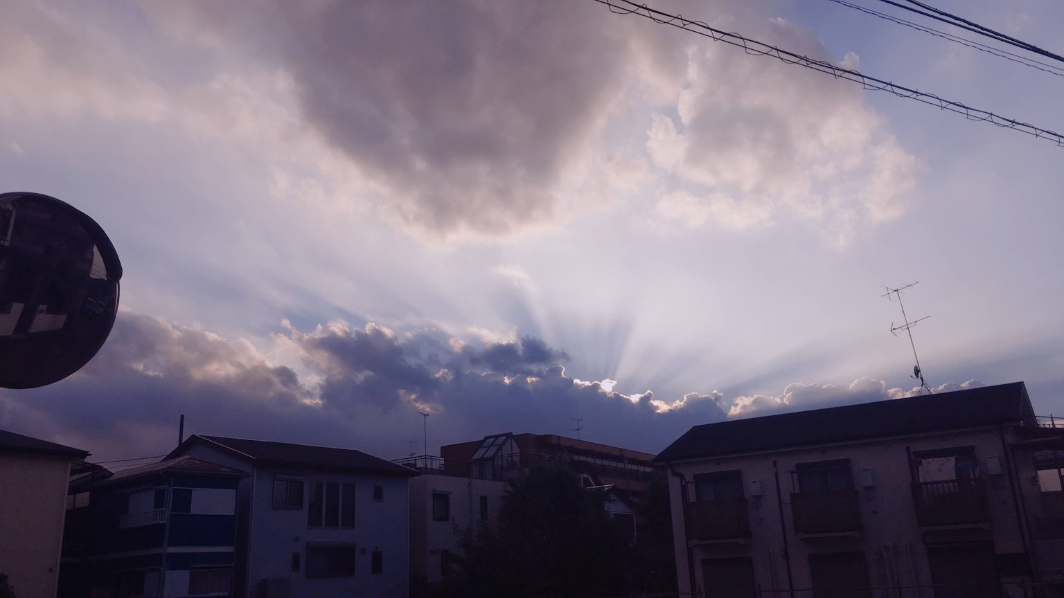 Vista del cielo con nubes al atardecer y rayos de luz