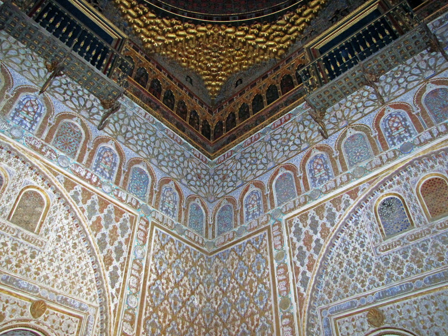 Intérieur d'un bâtiment avec des motifs de mosaïque complexes et un plafond doré