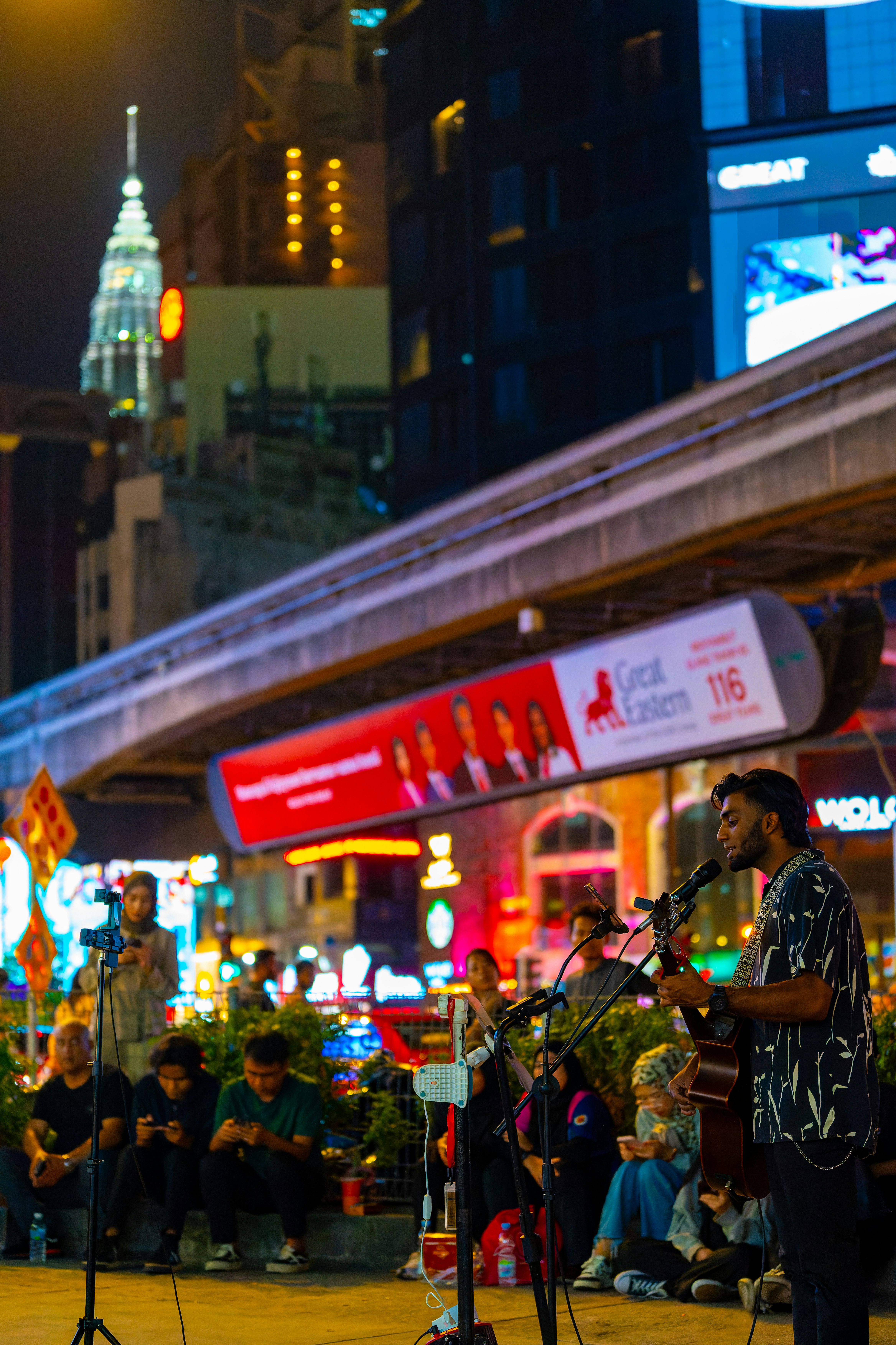 クアラルンプールの夜の街角で行われるストリートライブの光景