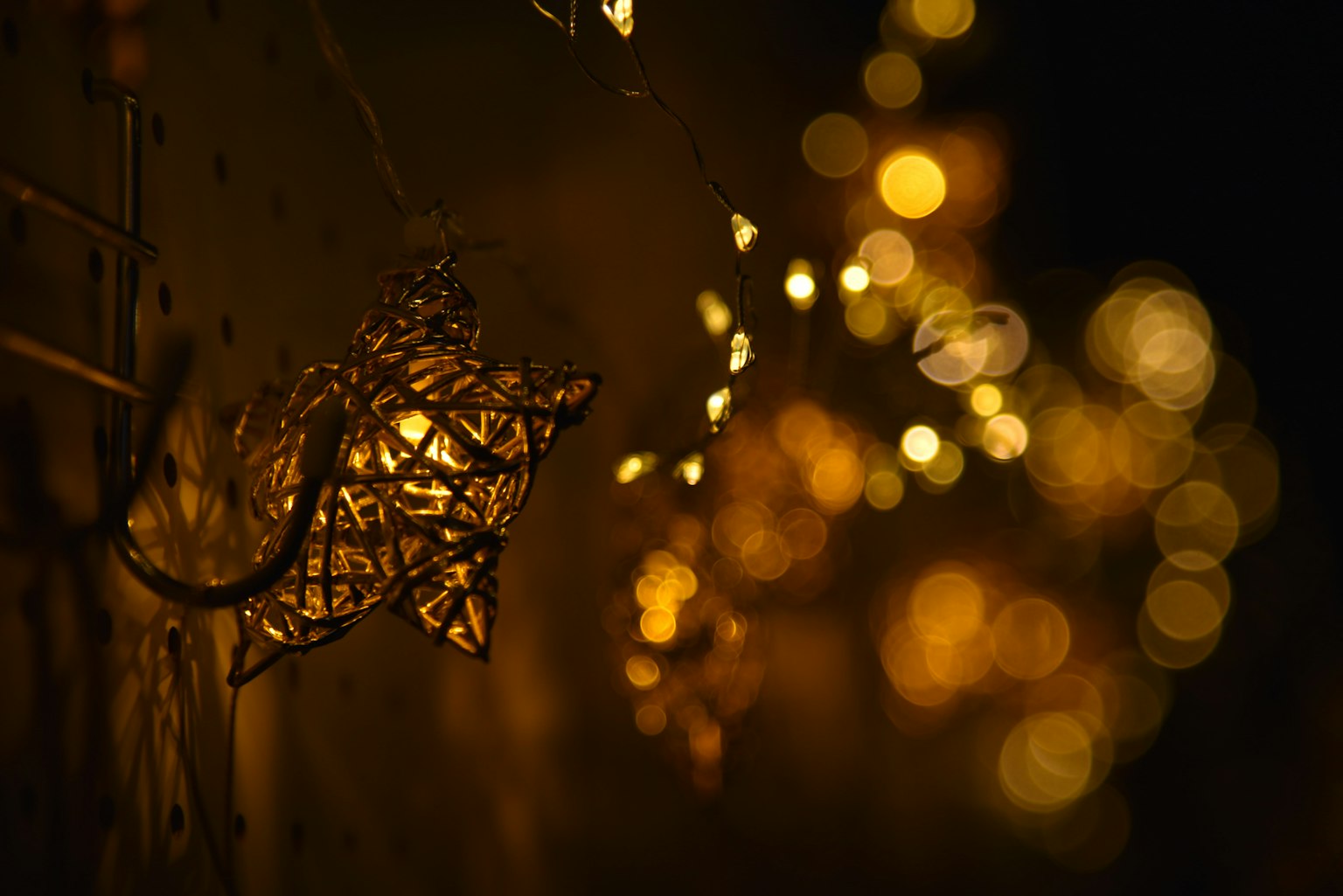 Decorazione a forma di stella luminosa con uno sfondo sfocato di luce dorata calda