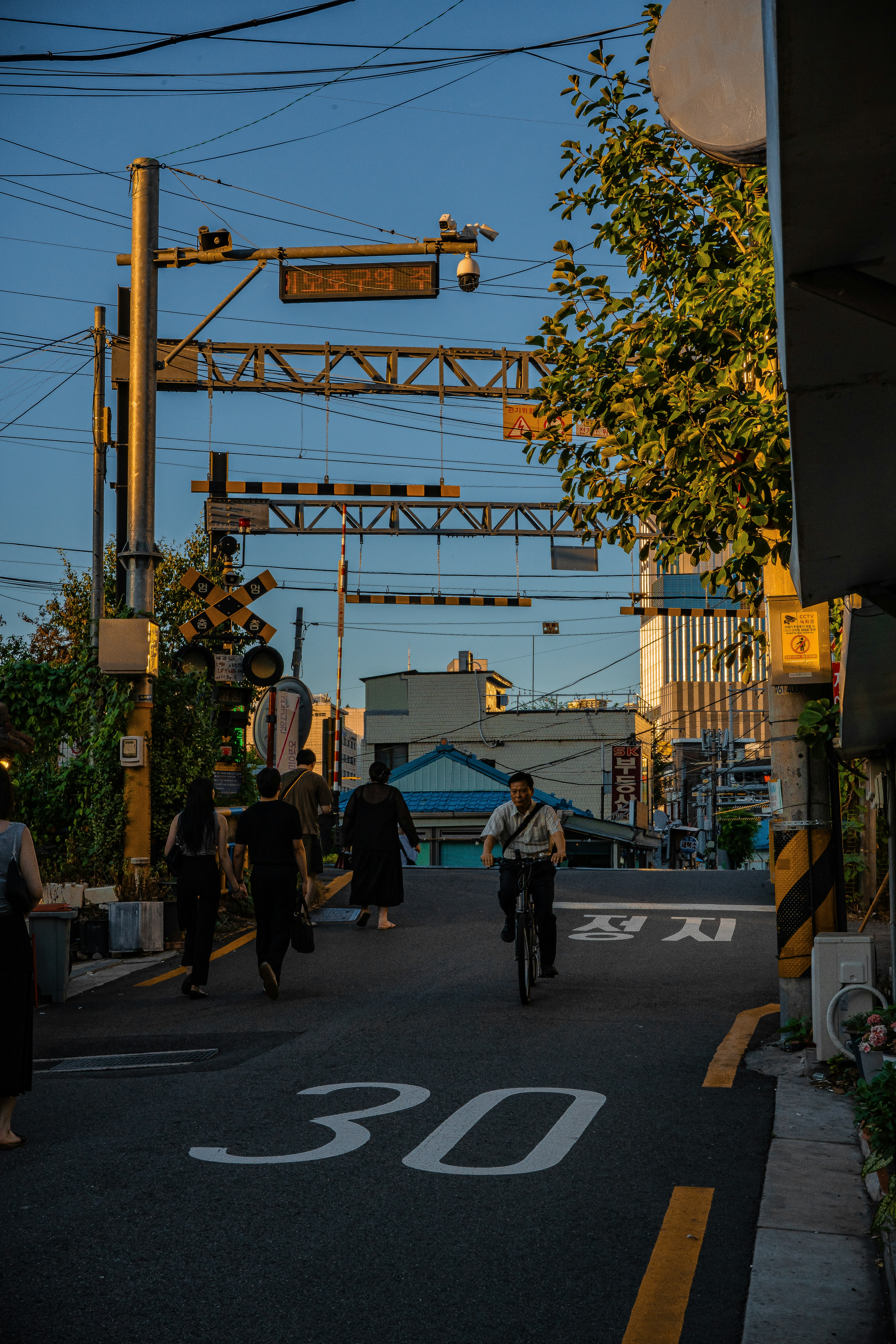 Street-Photography-Szene in Yongsan, Seoul, mit Fußgängern und Ampeln