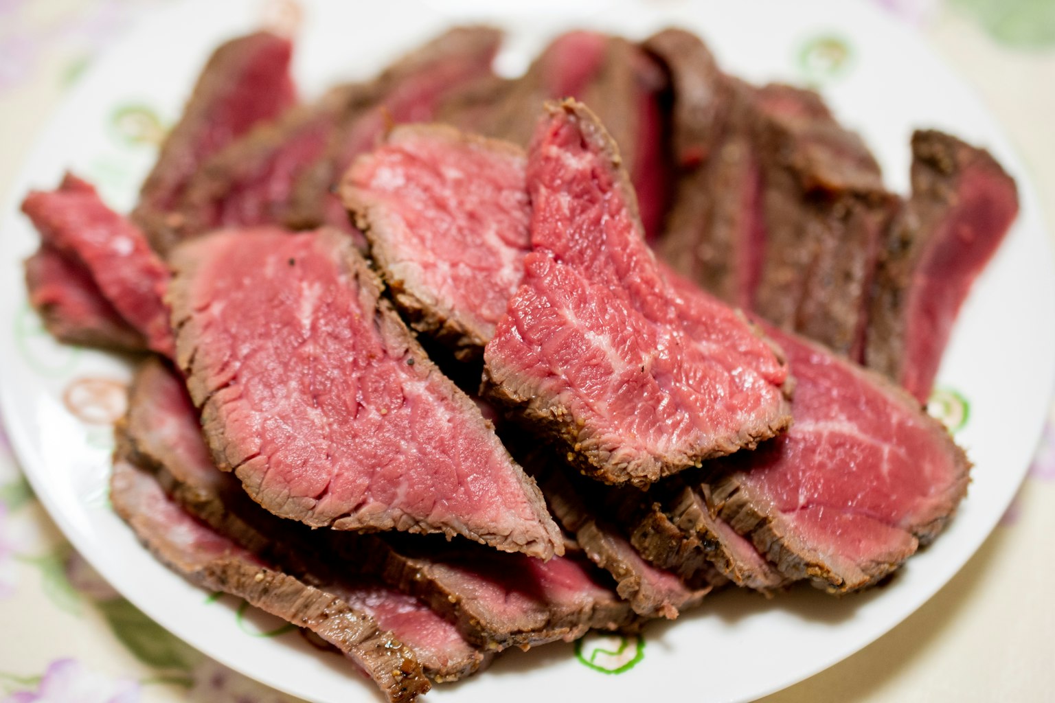 Viande rouge tranchée disposée sur une assiette