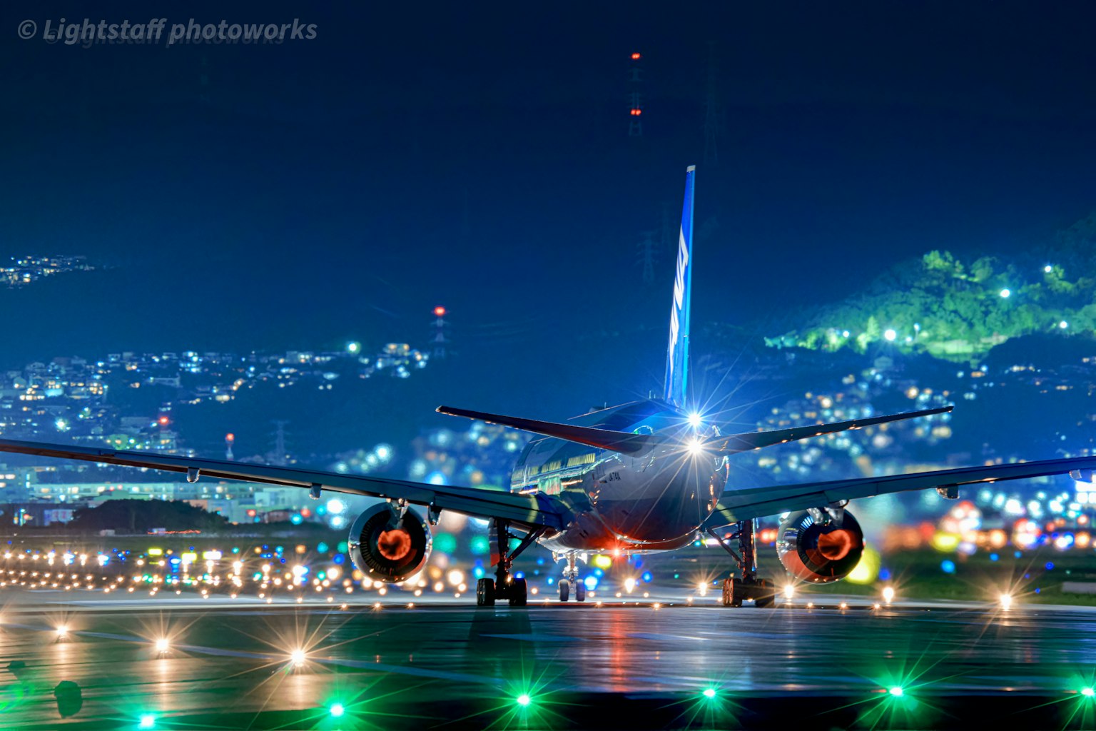 Avion sur la piste de nuit avec terminal illuminé