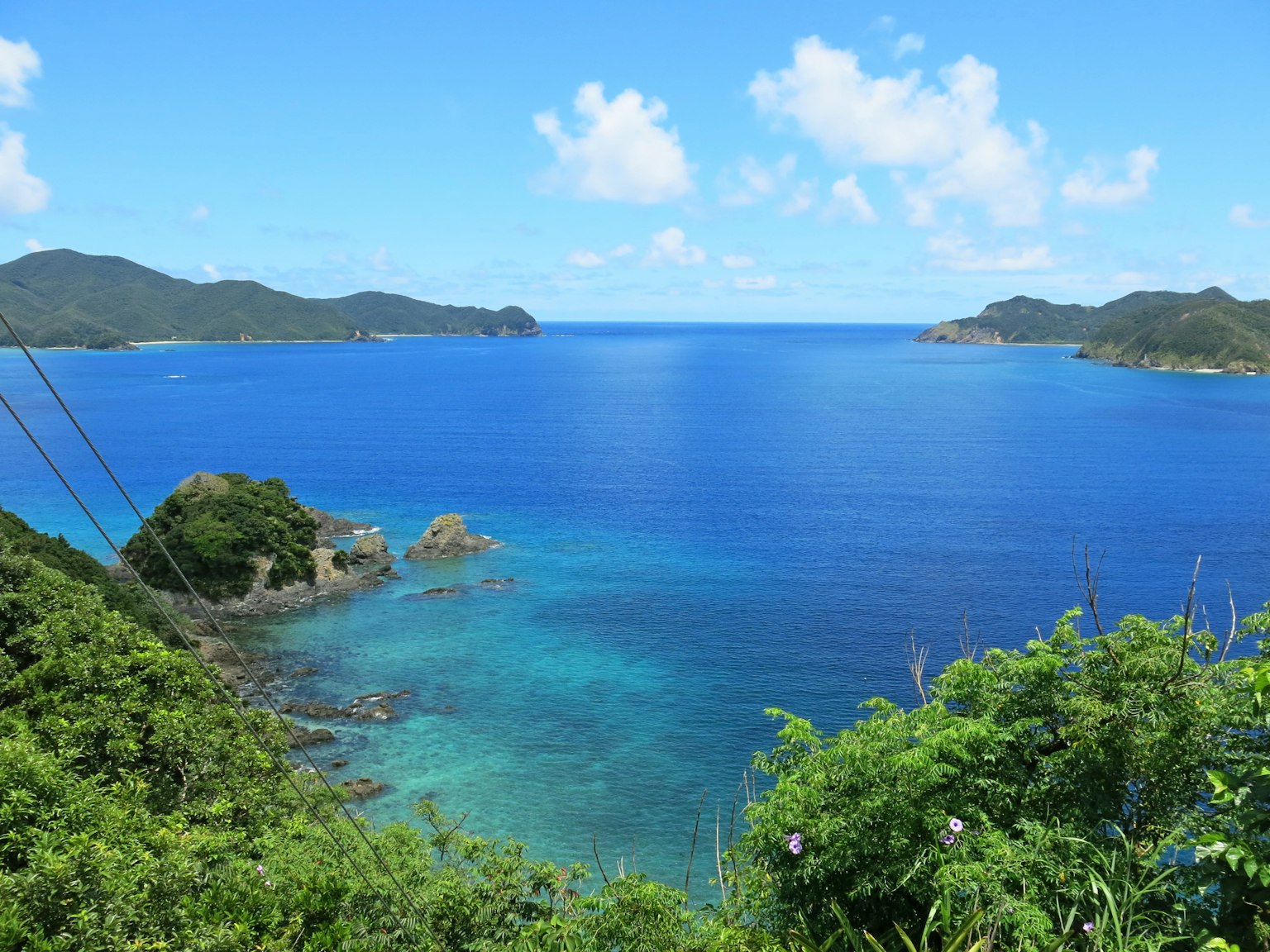 Malersicher Blick auf den lebhaften blauen Ozean und die grünen Inseln