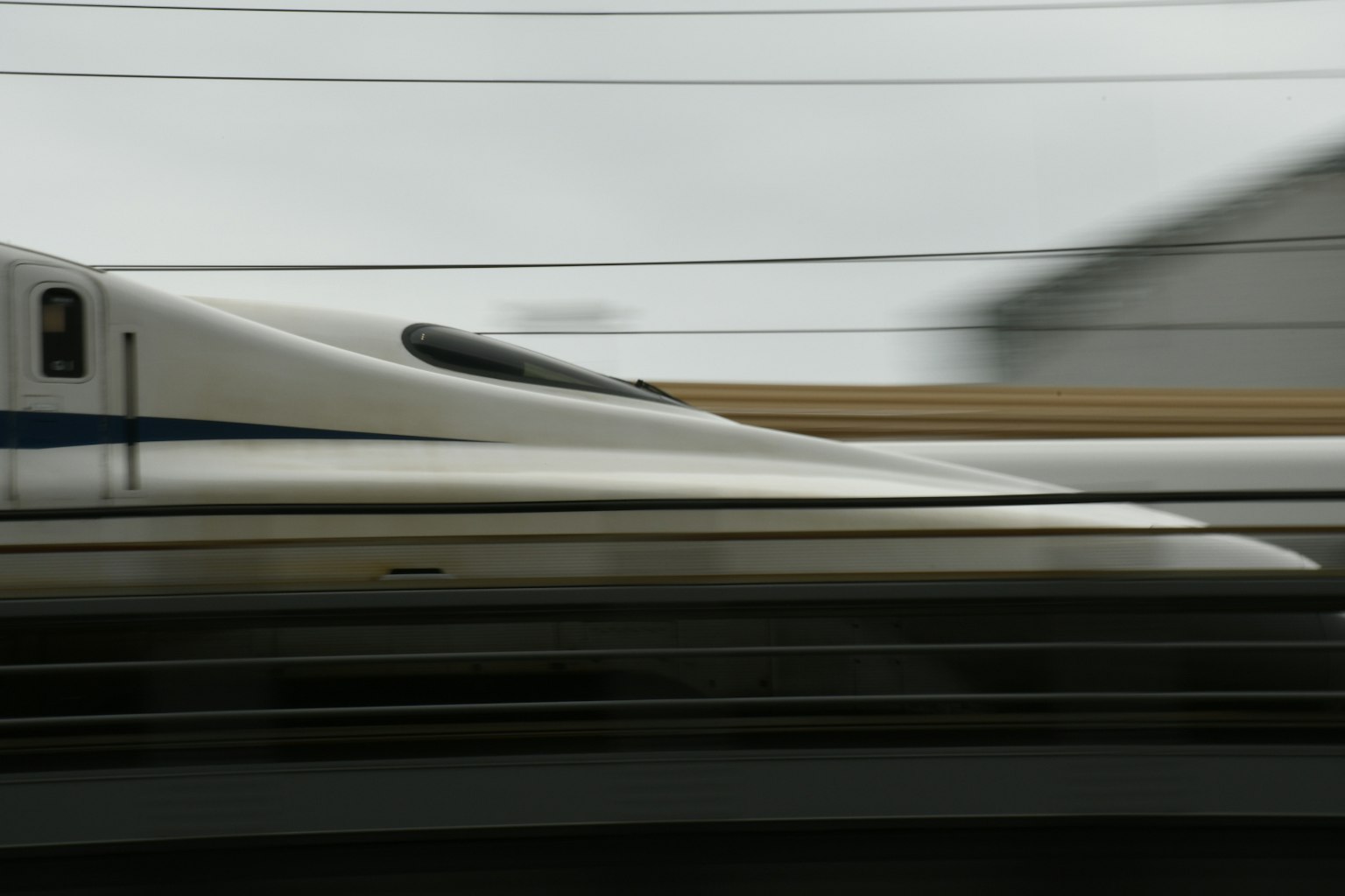 Tren Shinkansen en movimiento con un fondo borroso