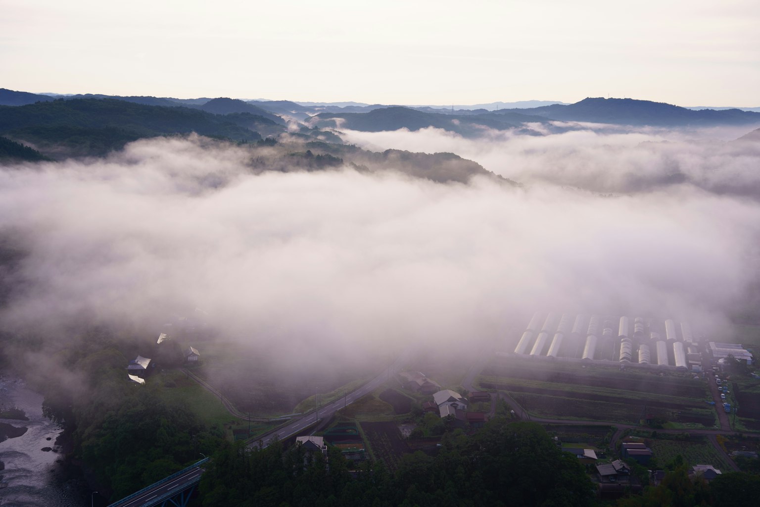 Luftaufnahme von Bergen und Dörfern im Nebel