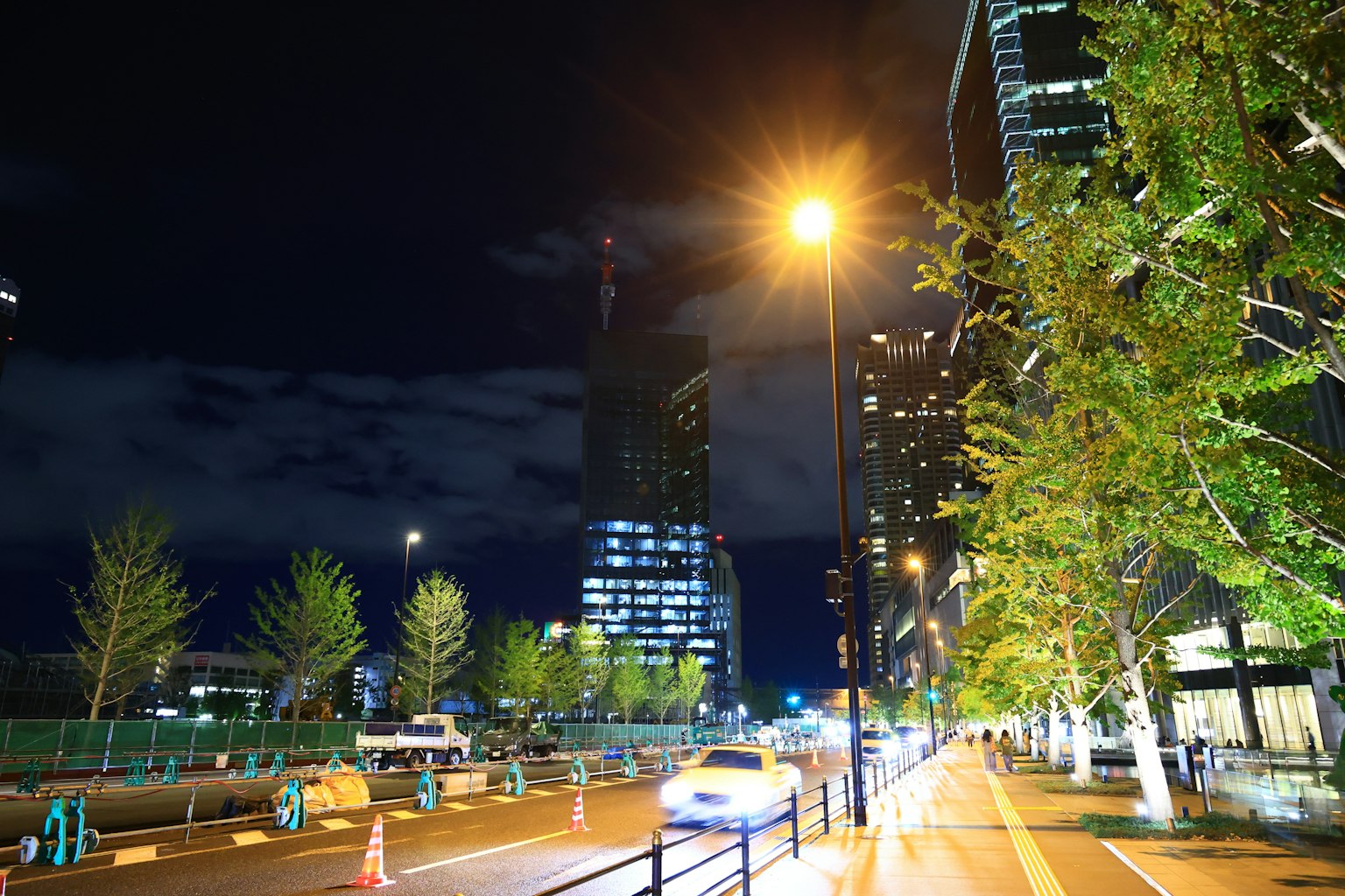 Paisaje urbano nocturno con rascacielos y farolas