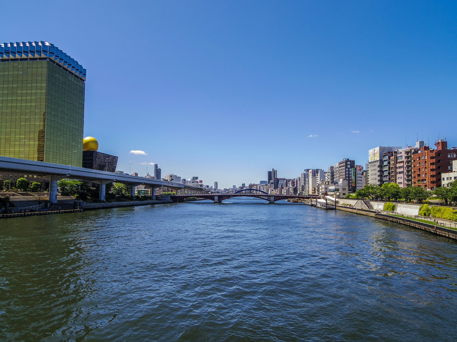 Vista panoramica di un fiume con skyline urbano