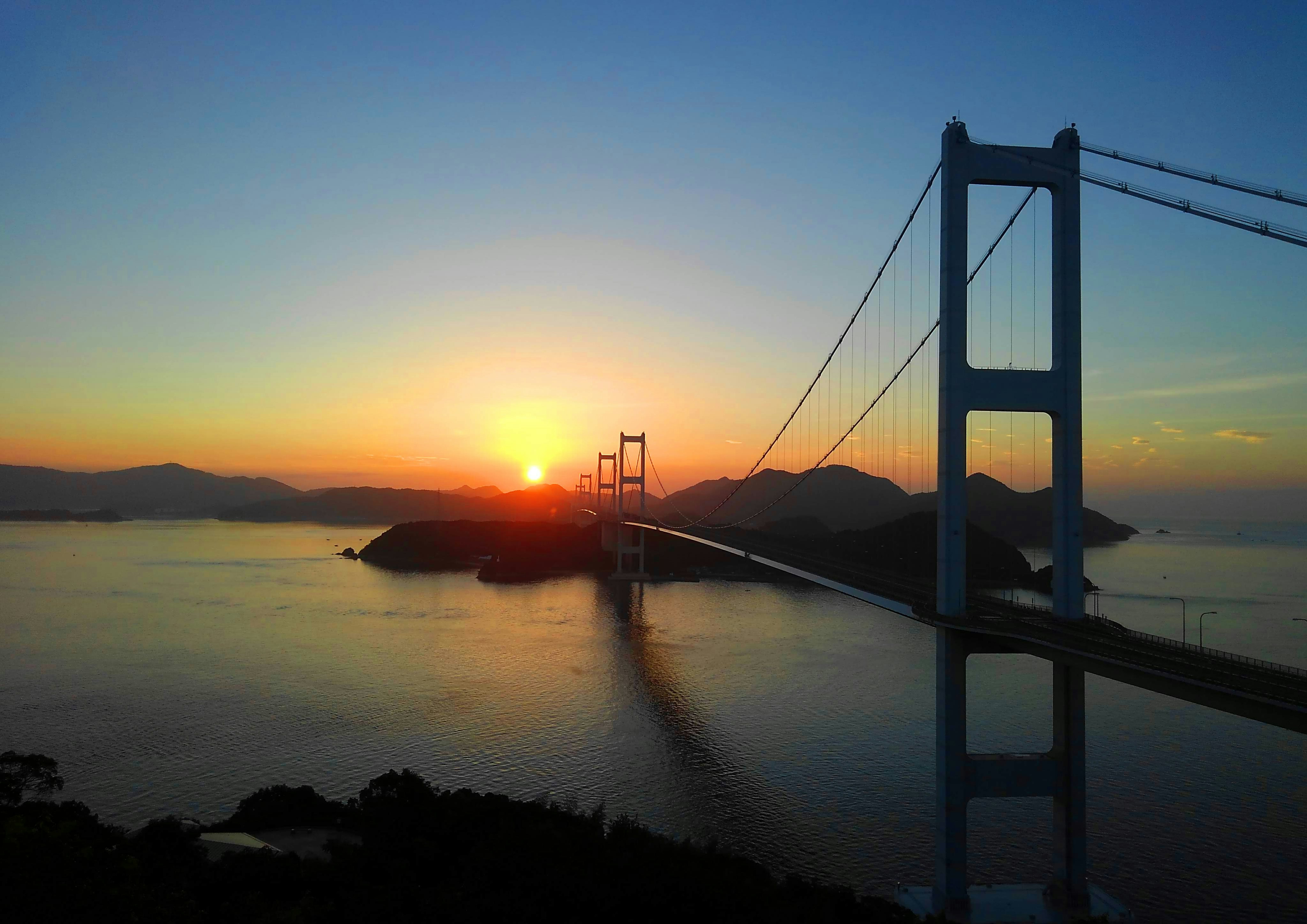 濑户内海上西滨海道大桥与日落