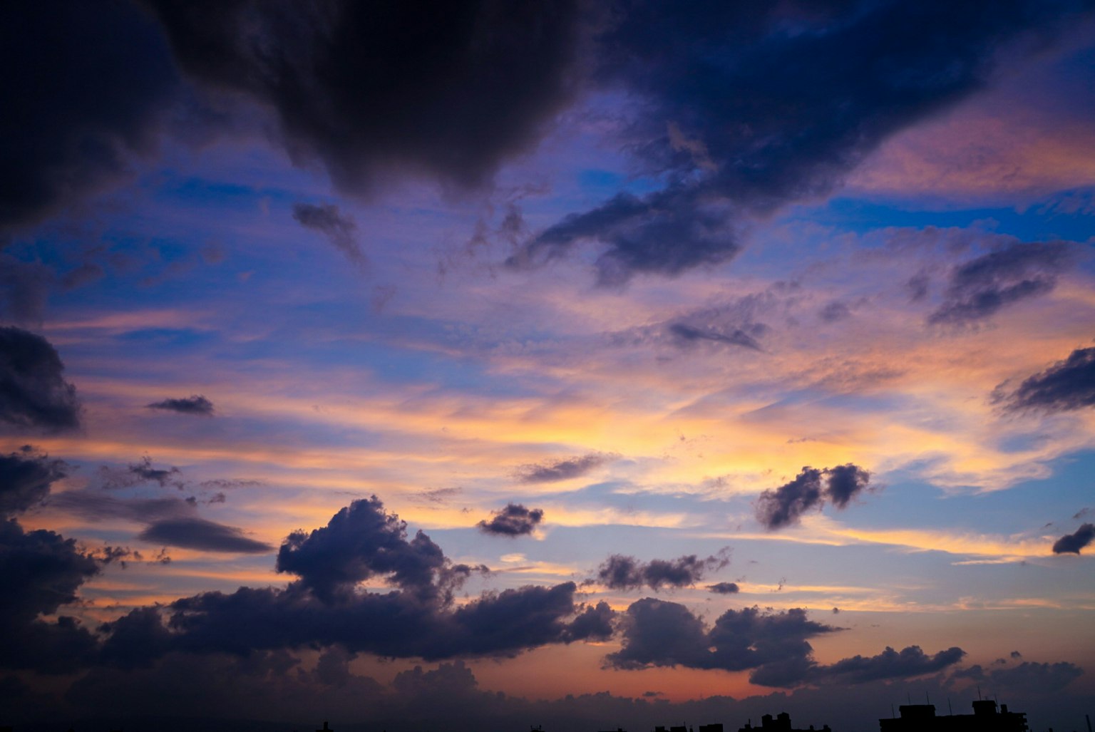 Ciel de coucher de soleil magnifique avec des nuages bleus et oranges