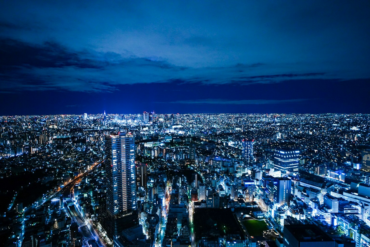 Toàn cảnh Tokyo vào ban đêm với các tòa nhà chọc trời được chiếu sáng
