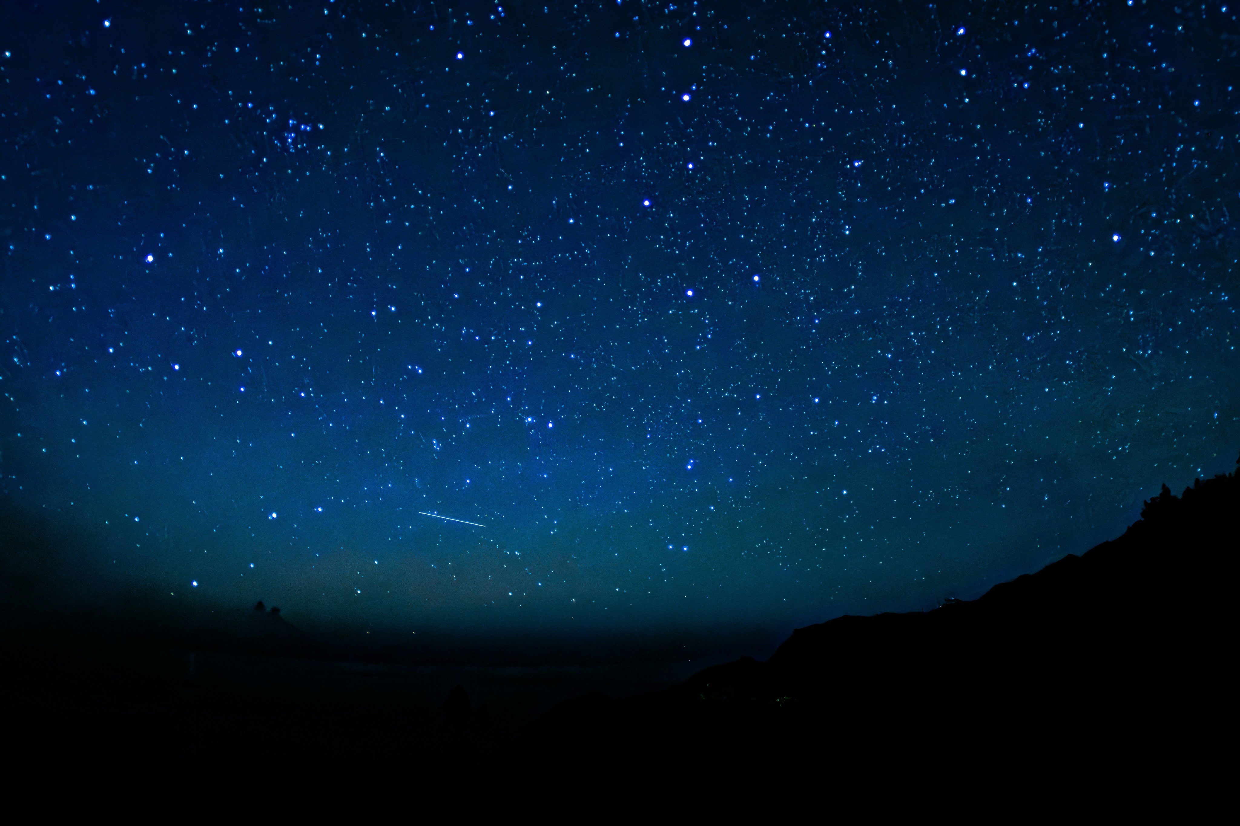 星空の下の山のシルエット