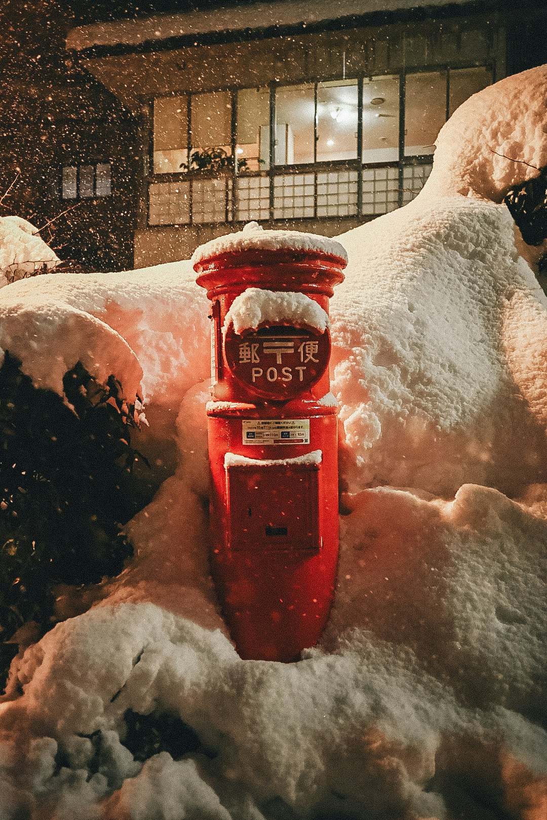 雪地里的红色邮箱与堆积的积雪