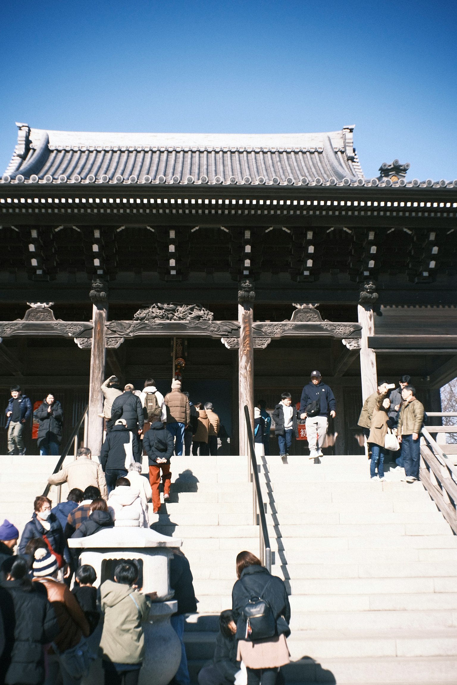 人们在传统日本建筑的入口处上楼