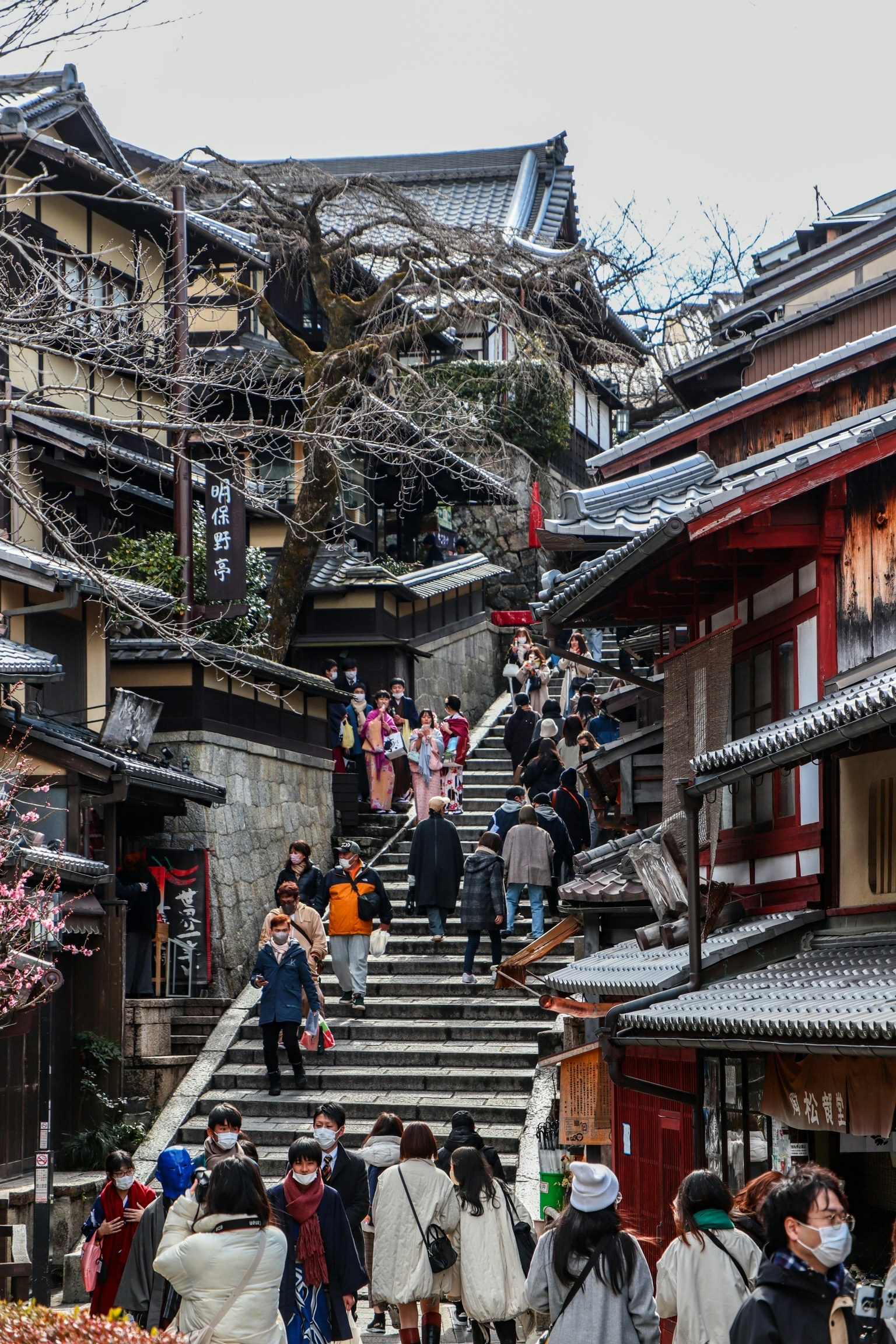 历史街景，行人走上楼梯