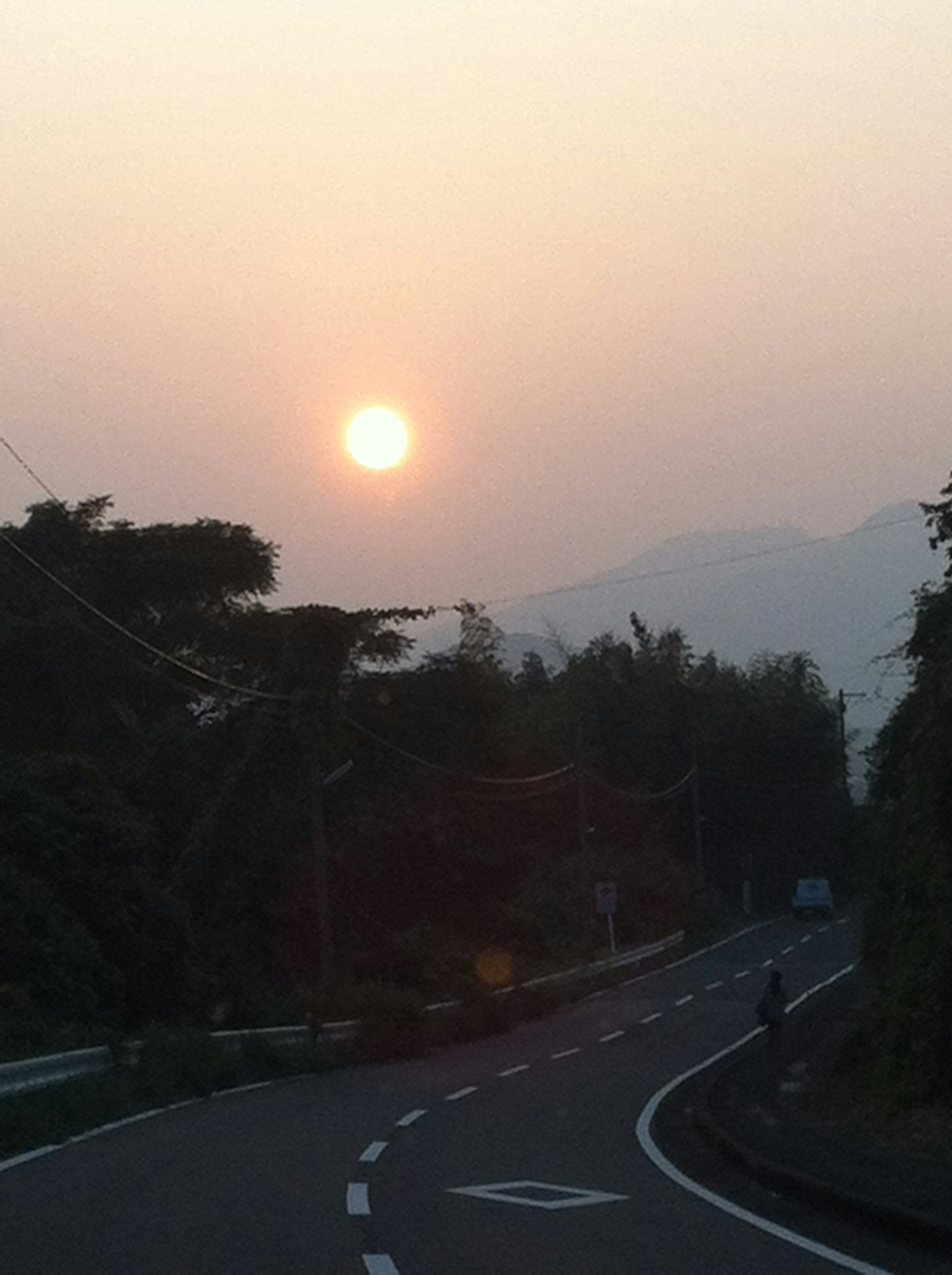 日落和山脉背景的风景道路