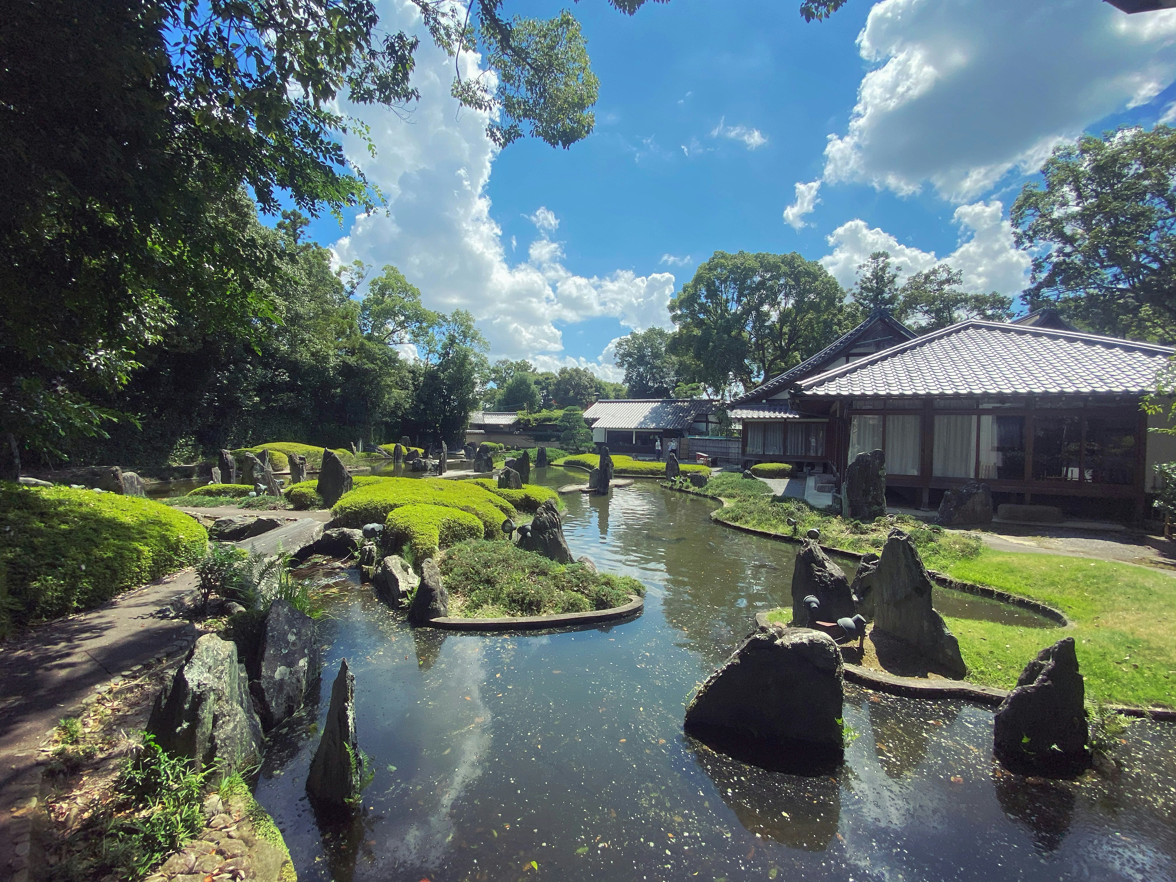 松尾大社の池と石組みのある庭園の風景