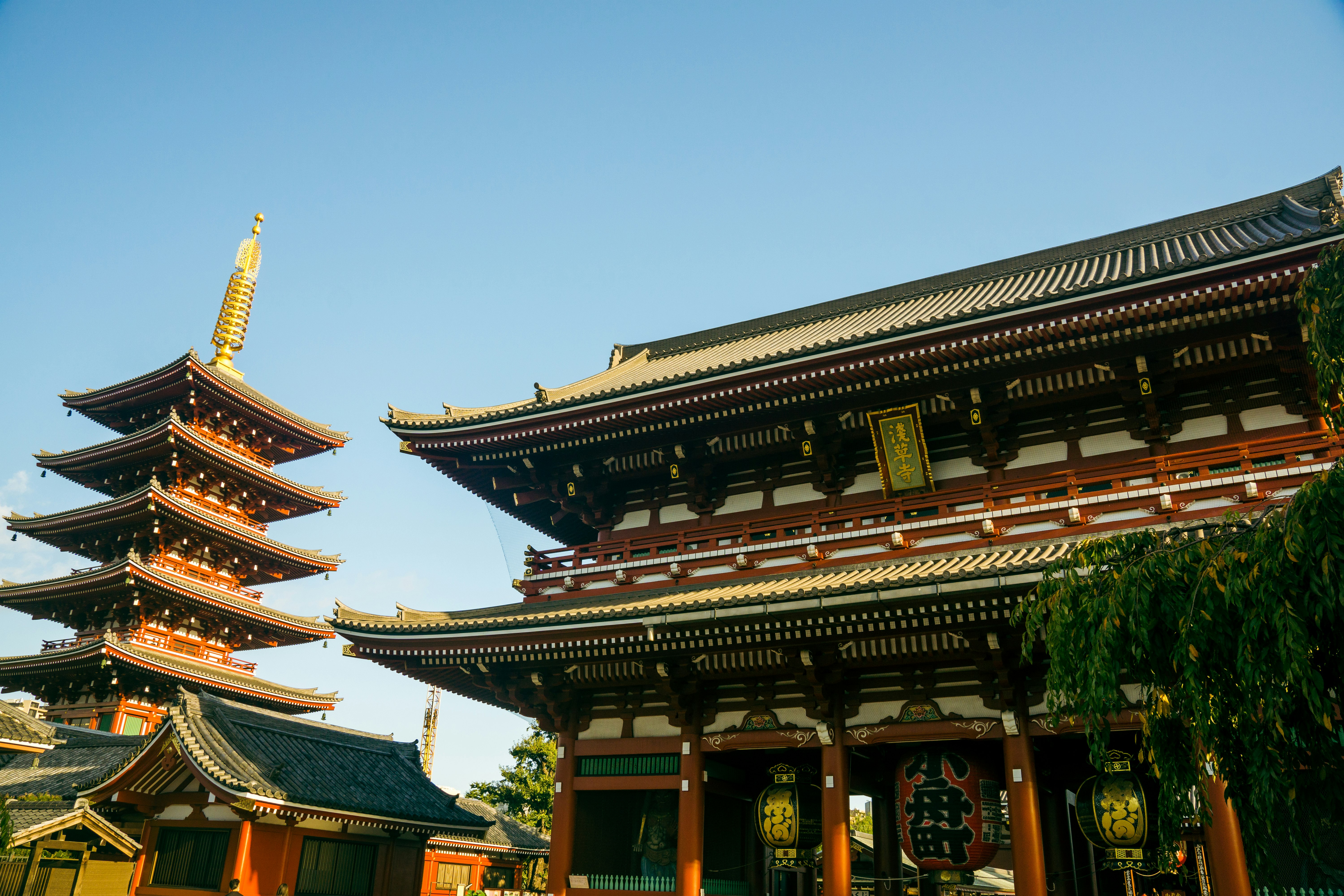 Pemandangan gerbang merah Kuil Asakusa dan pagoda