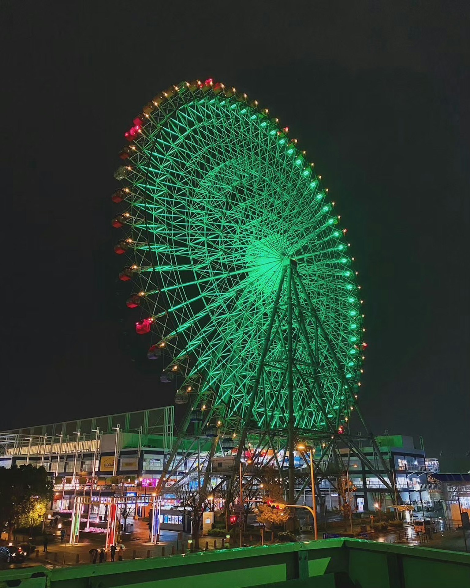 Riesenrad bei Nacht in grün beleuchtet