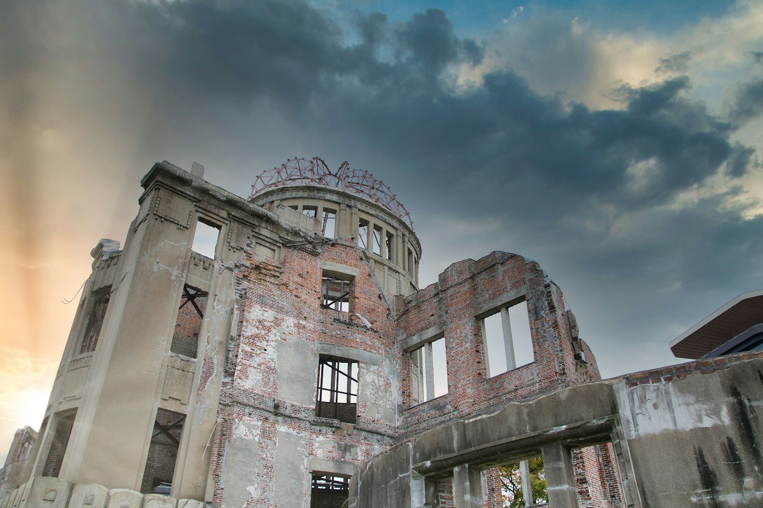 Memorial de la paz de Hiroshima con un cielo nublado