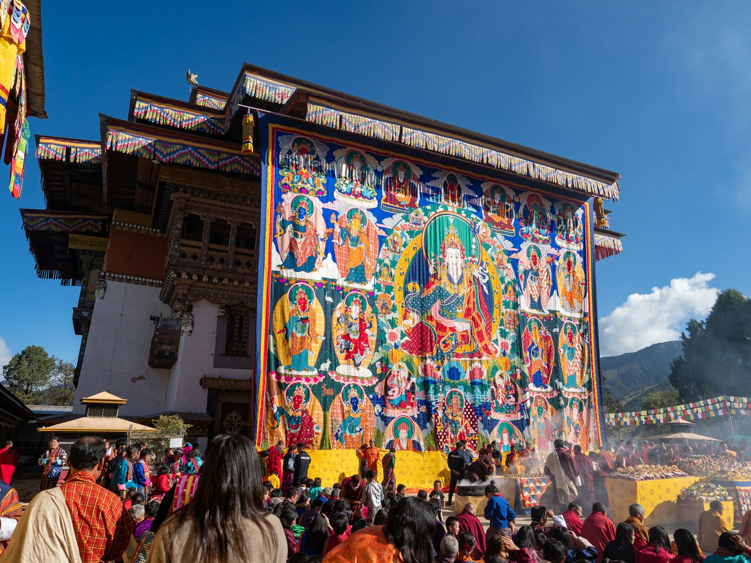 Grande thangka e folla a un festival buddista