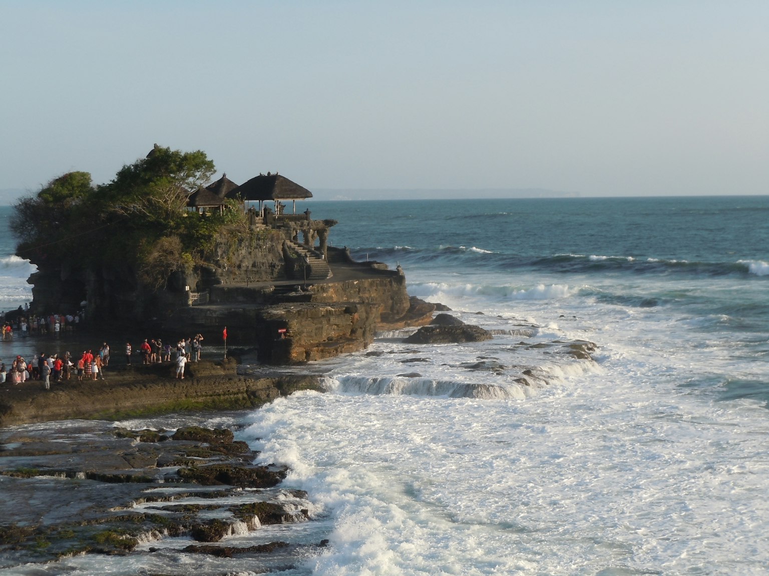 Temple Tanah Lot à Bali avec des vagues déferlantes