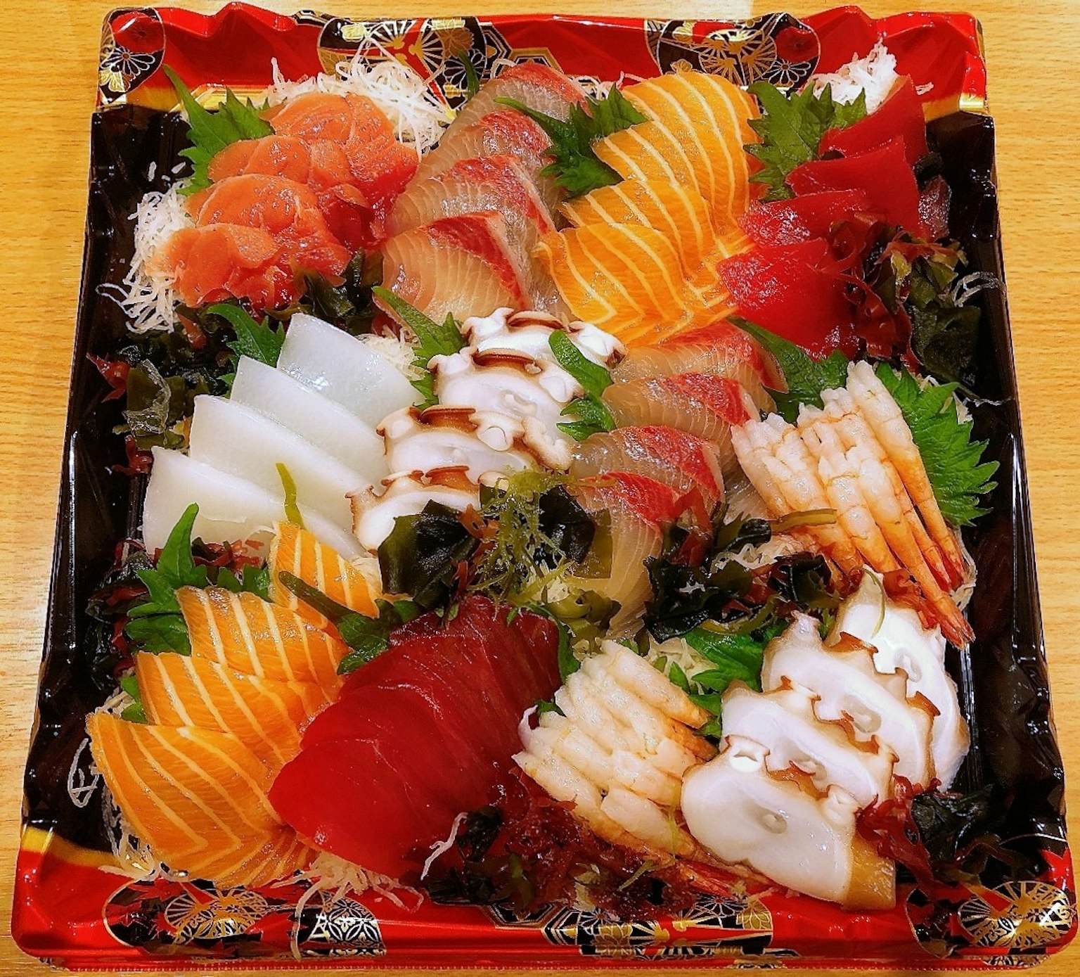 Un vassoio di sashimi fresco splendidamente disposto