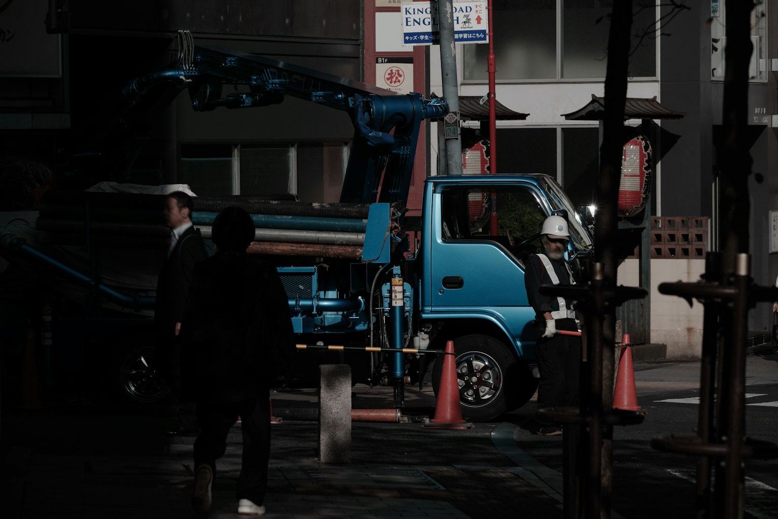 城市景觀，藍色卡車和工人