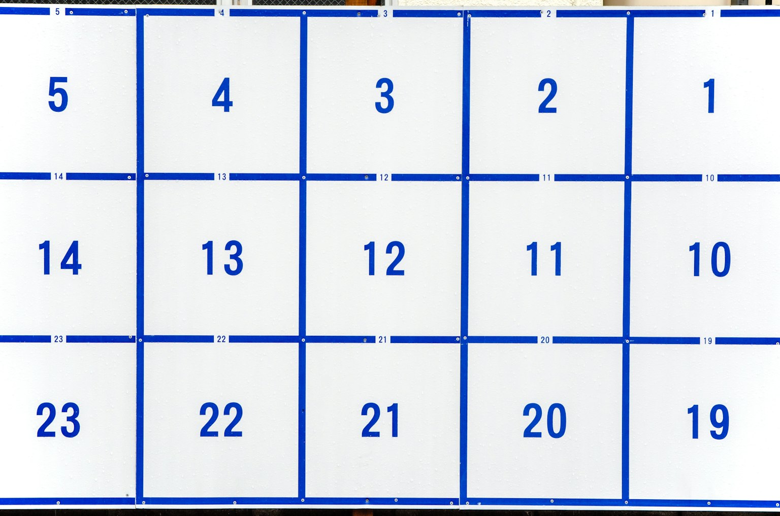 Griglia di numeri contornata di blu su una lavagna bianca