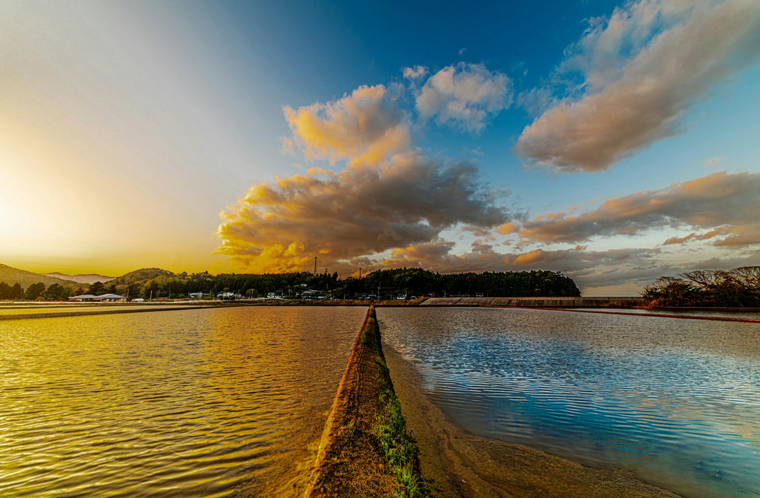 Hermoso cielo de atardecer reflejándose en el agua con nubes