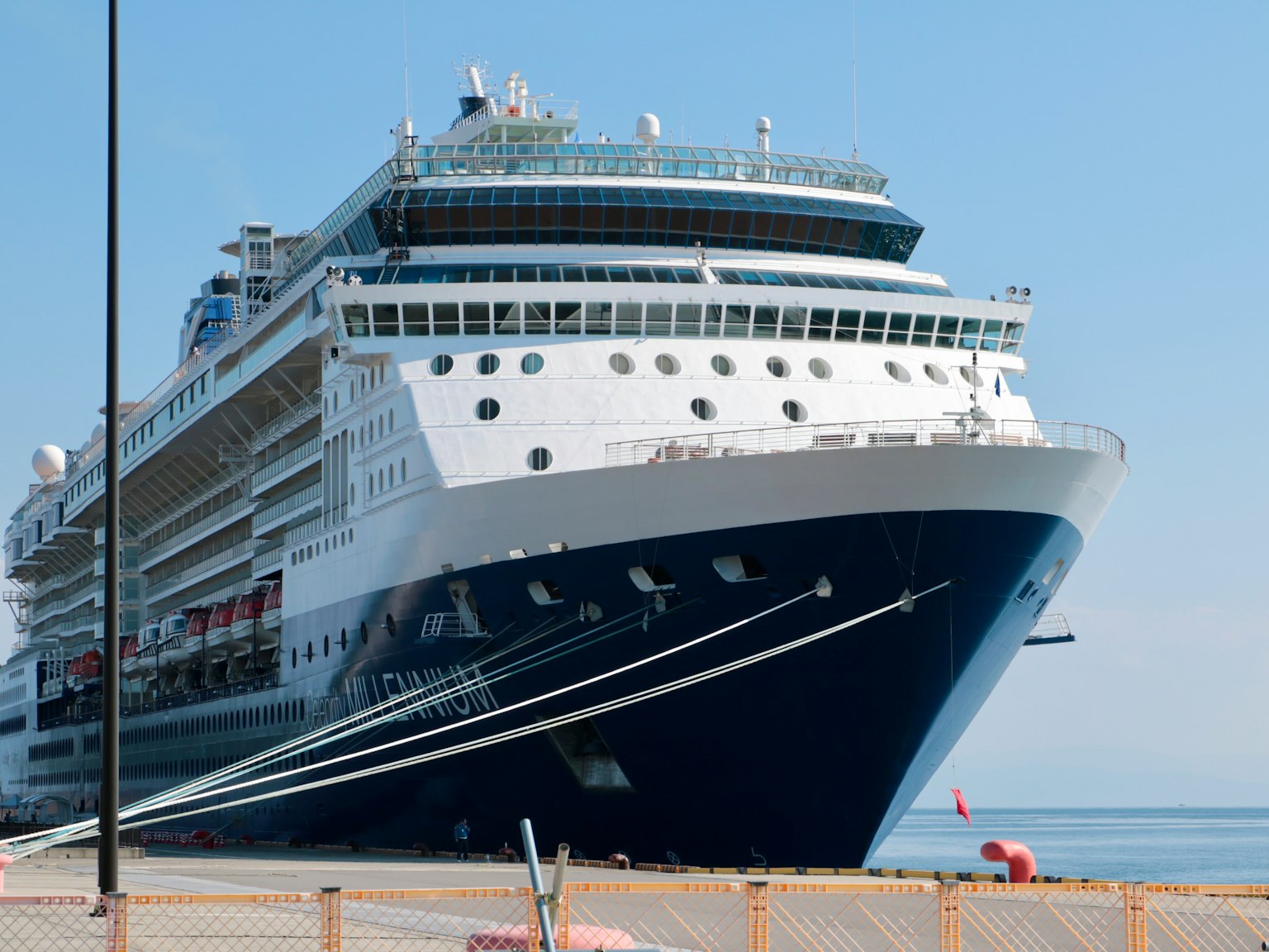Gran crucero atracado en el puerto
