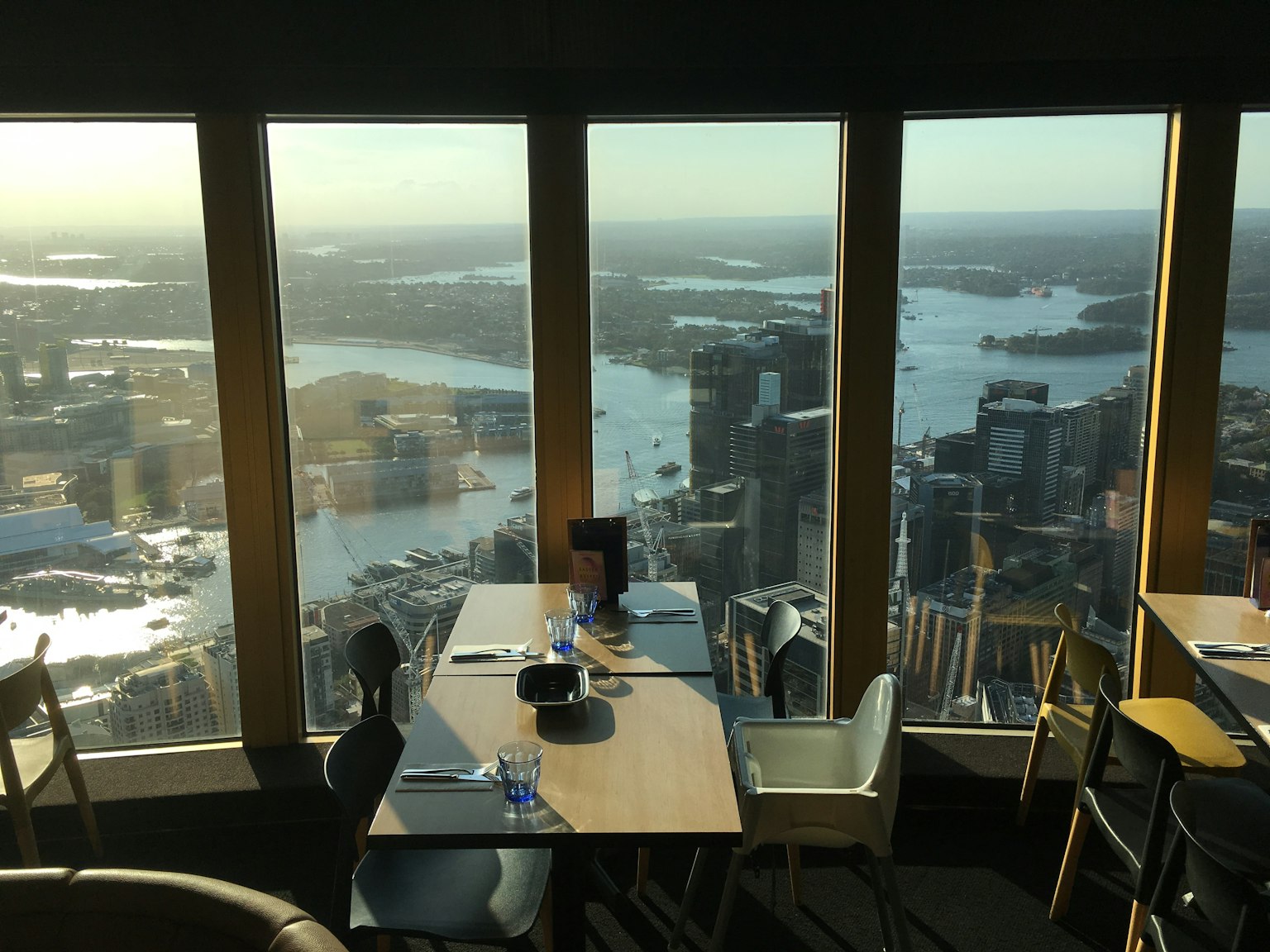 Table et chaises dans un restaurant avec une vue imprenable sur la ville et l'eau