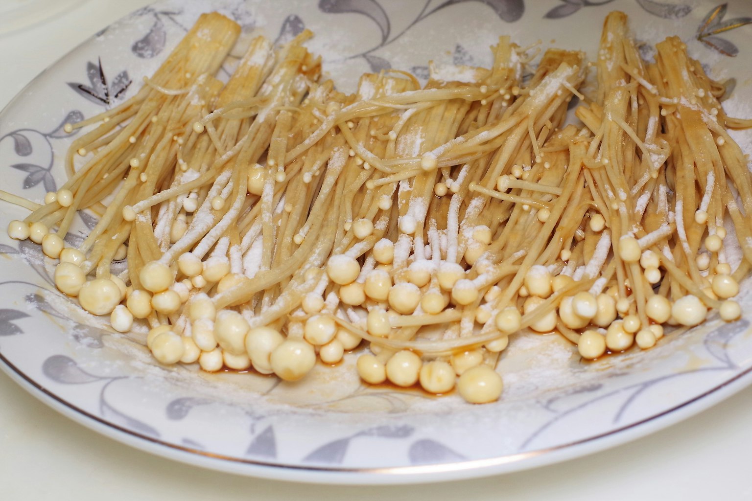 Piring jamur enoki segar yang disusun rapi