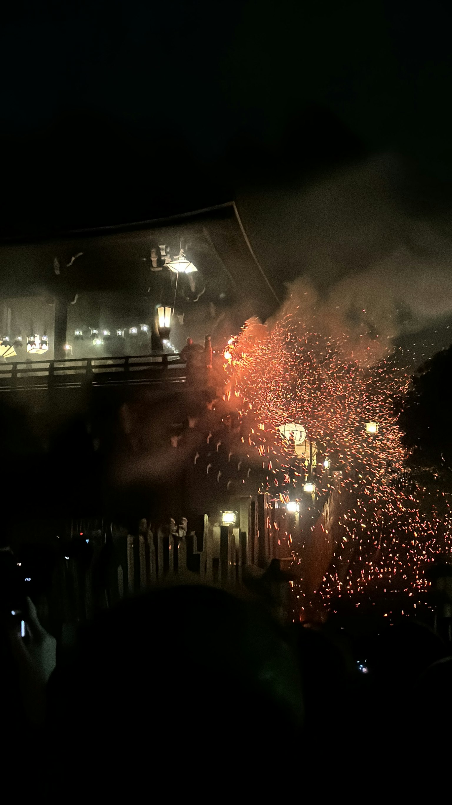 밤에 불꽃이 튀는 축제 장면