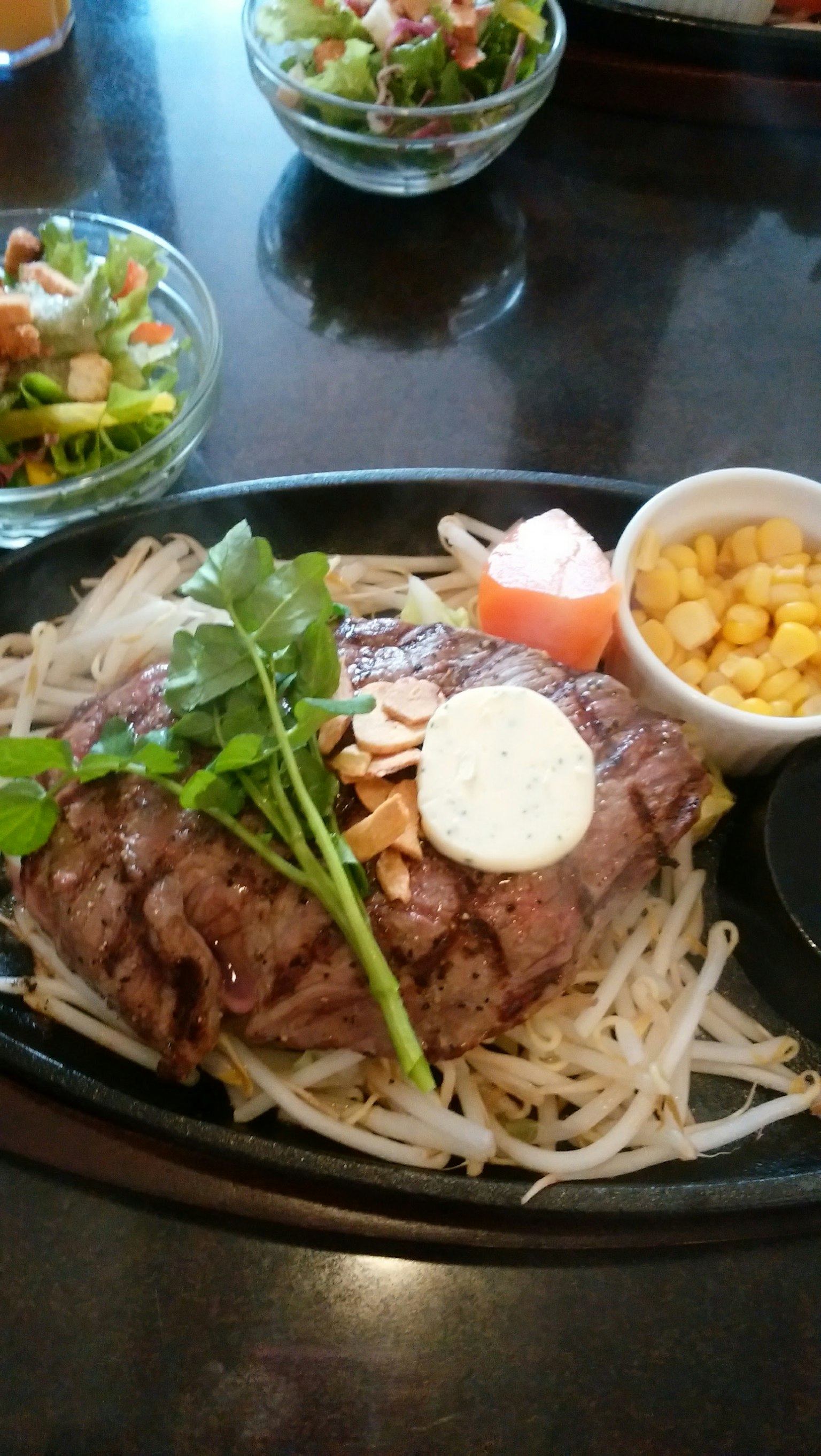 Bít tết xèo xèo phục vụ với rau và salad