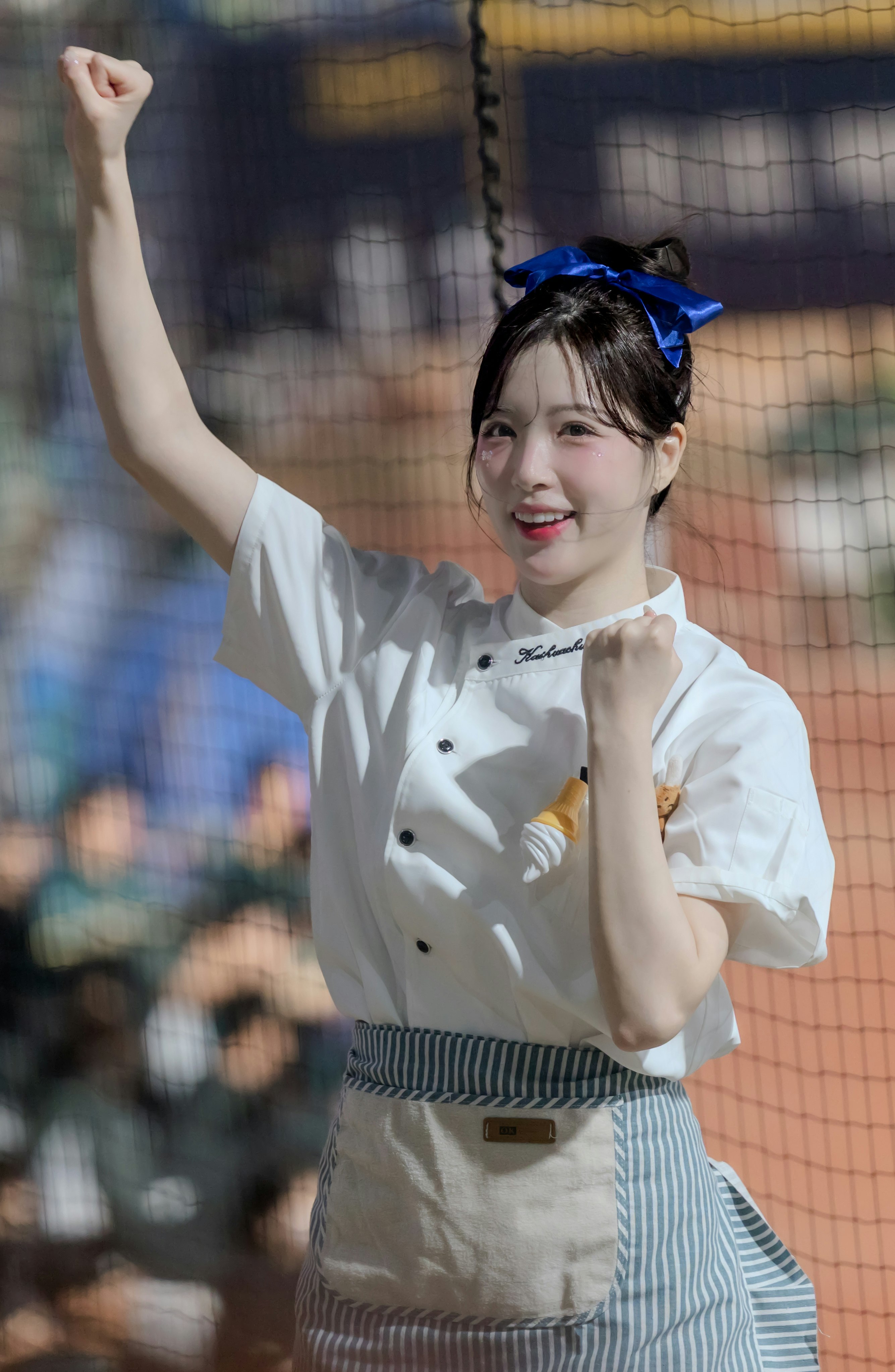 屋外のスポーツコートで笑顔の女性