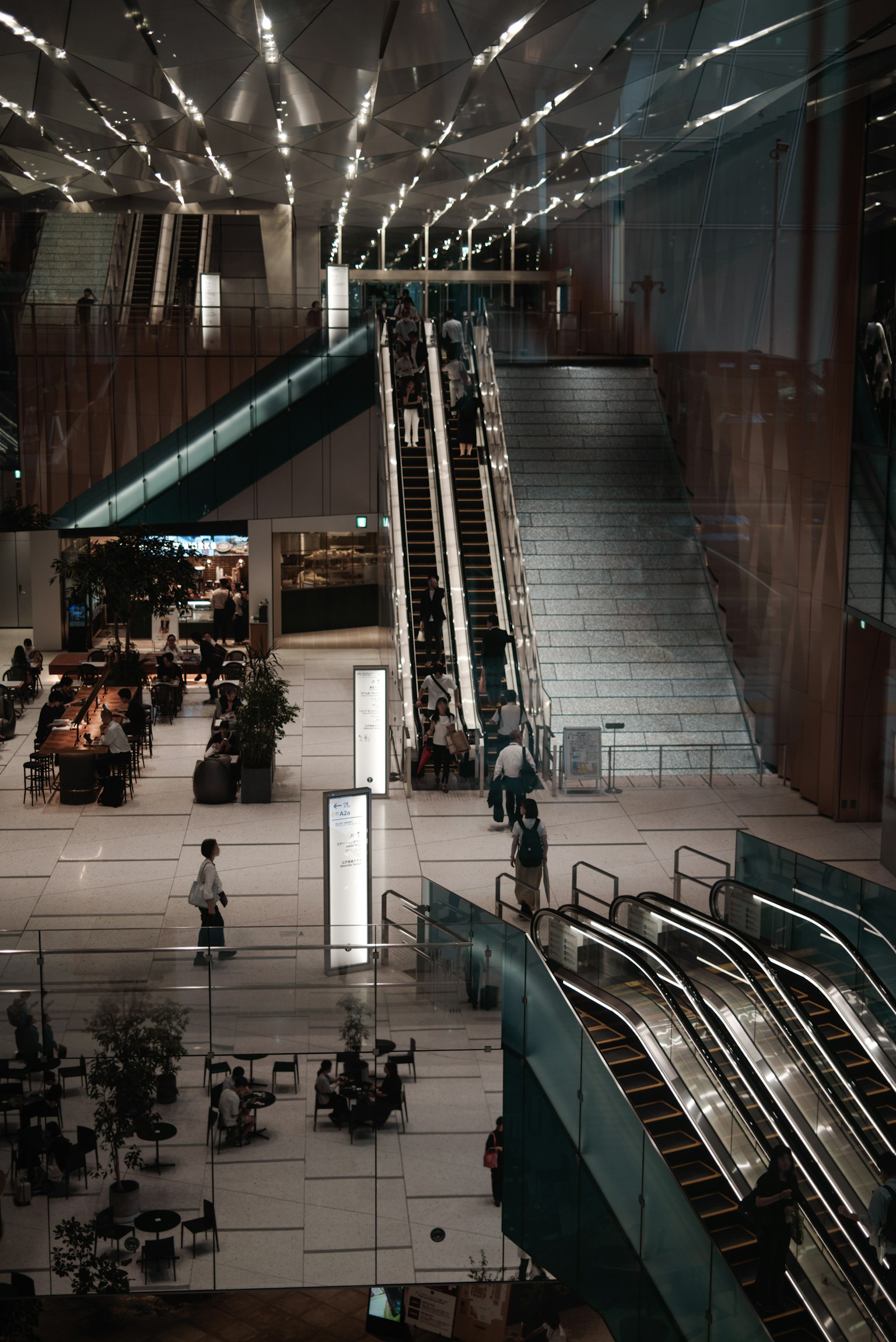 Nội thất rộng rãi của một tòa nhà hiện đại có thang cuốn và người