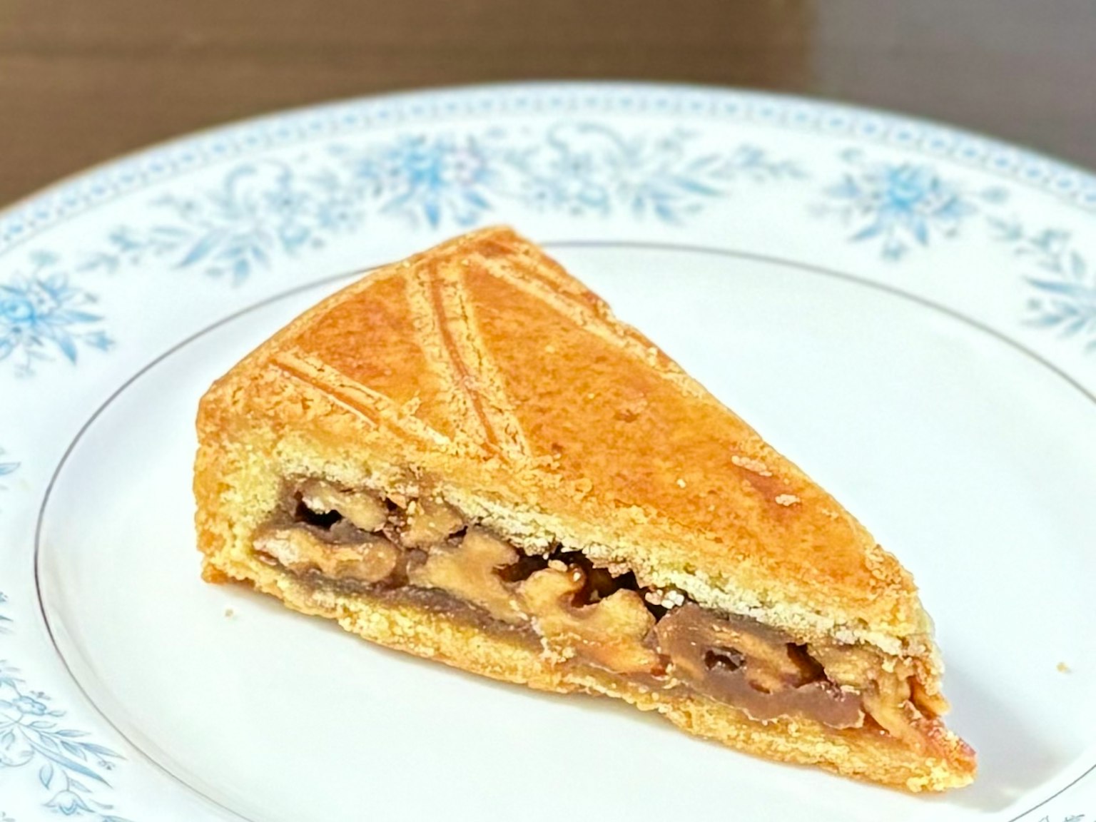 Kue berbentuk segitiga diisi kacang dan karamel