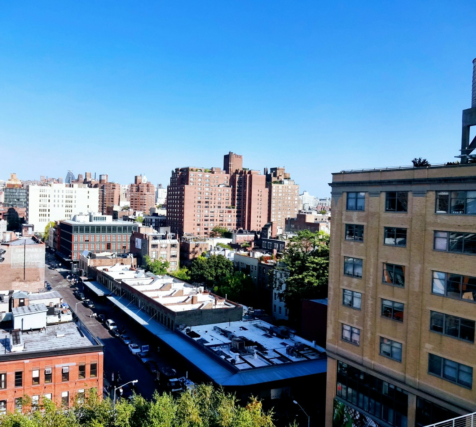 Vista del horizonte de Manhattan con cielo azul y edificios altos
