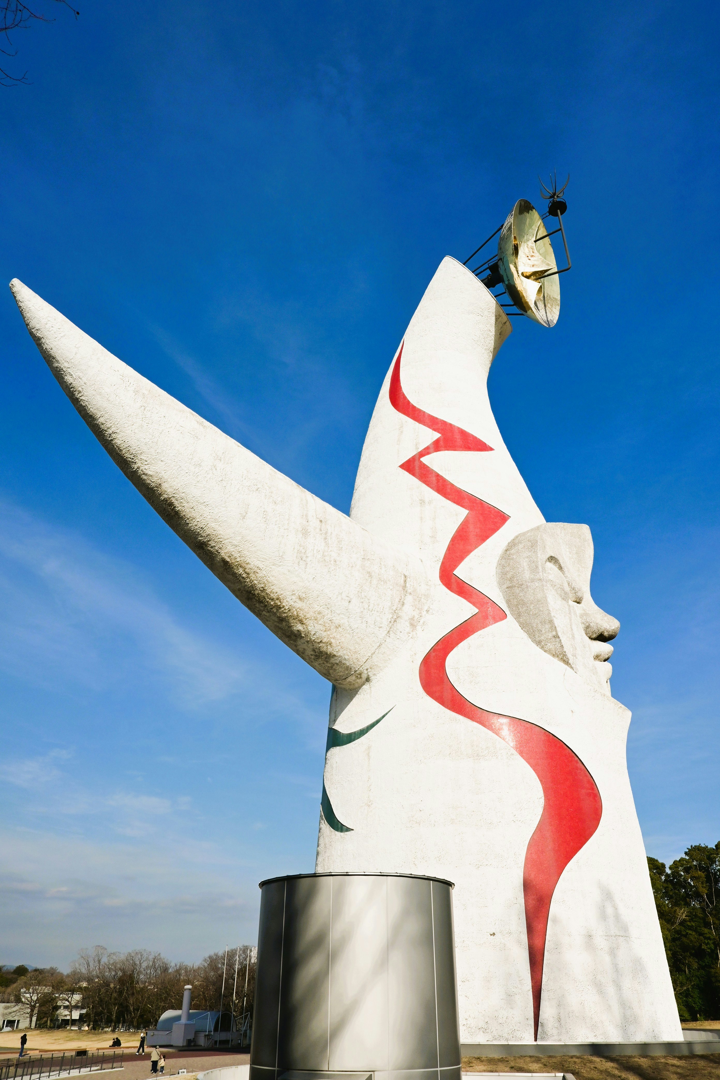Le monument blanc de la Tour du Soleil sur fond de ciel bleu
