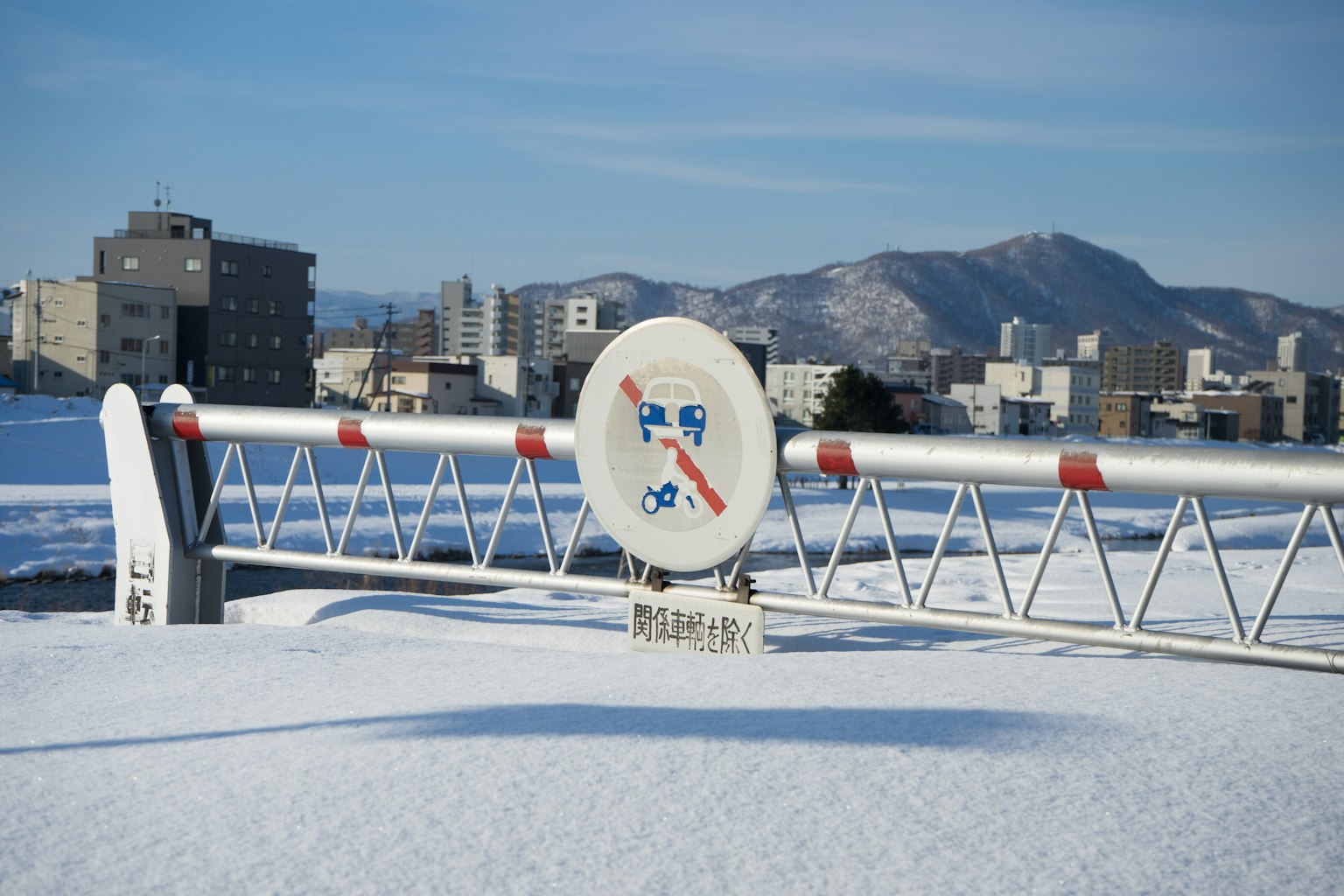 Schneebedecktes Tor mit bergigem Hintergrund
