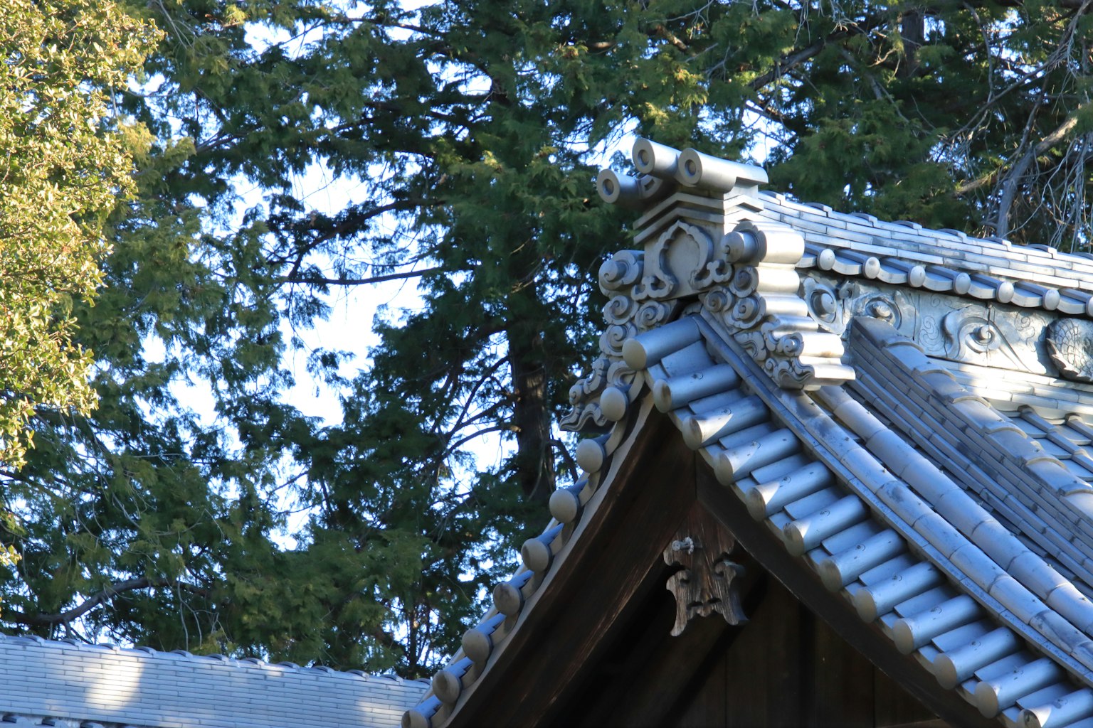 Parte de un techo de templo japonés que muestra hermosas tejas y tallas decorativas