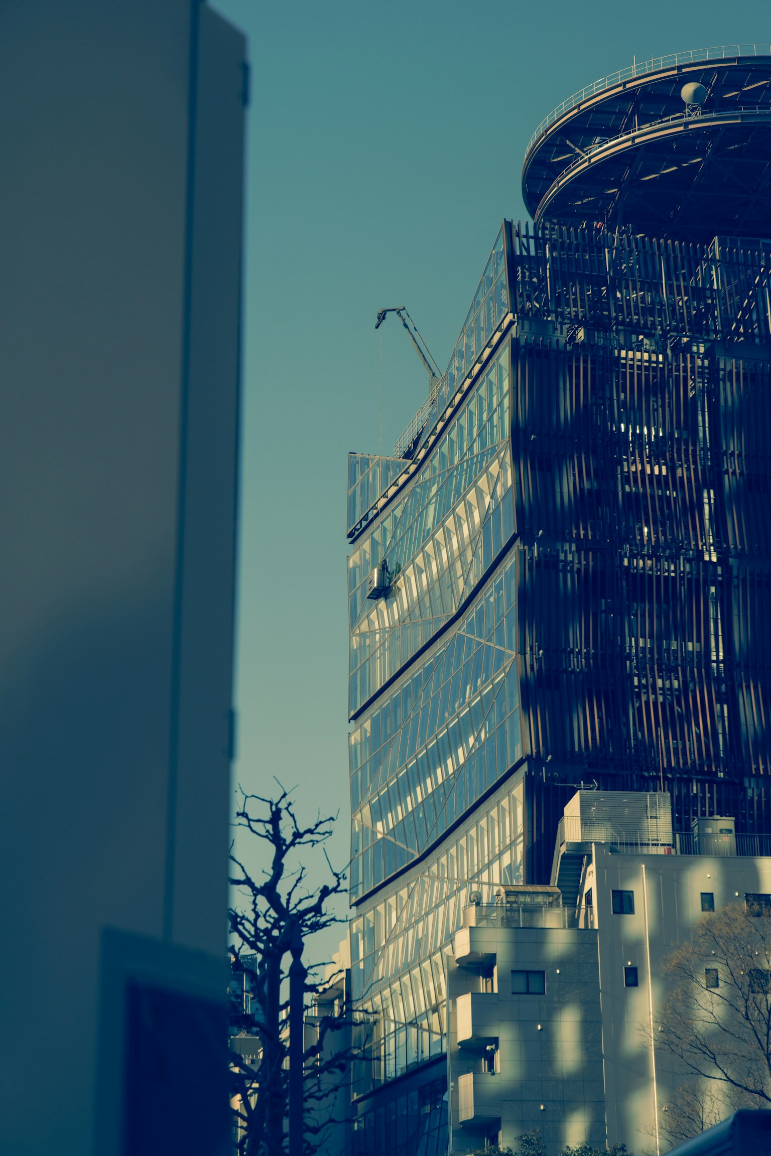 Cantiere con un edificio alto contro il cielo blu