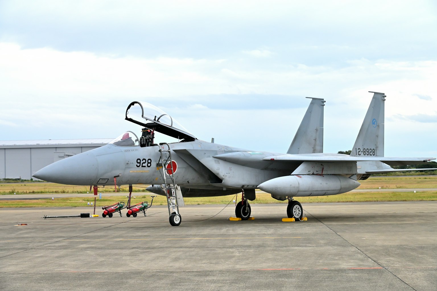 Vue latérale d'un jet de chasse F-15 sur la piste
