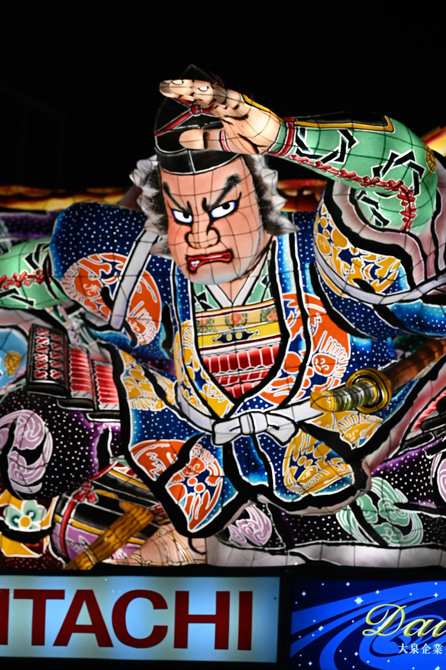 Lanterne colorée représentant un guerrier dans une décoration de festival japonais