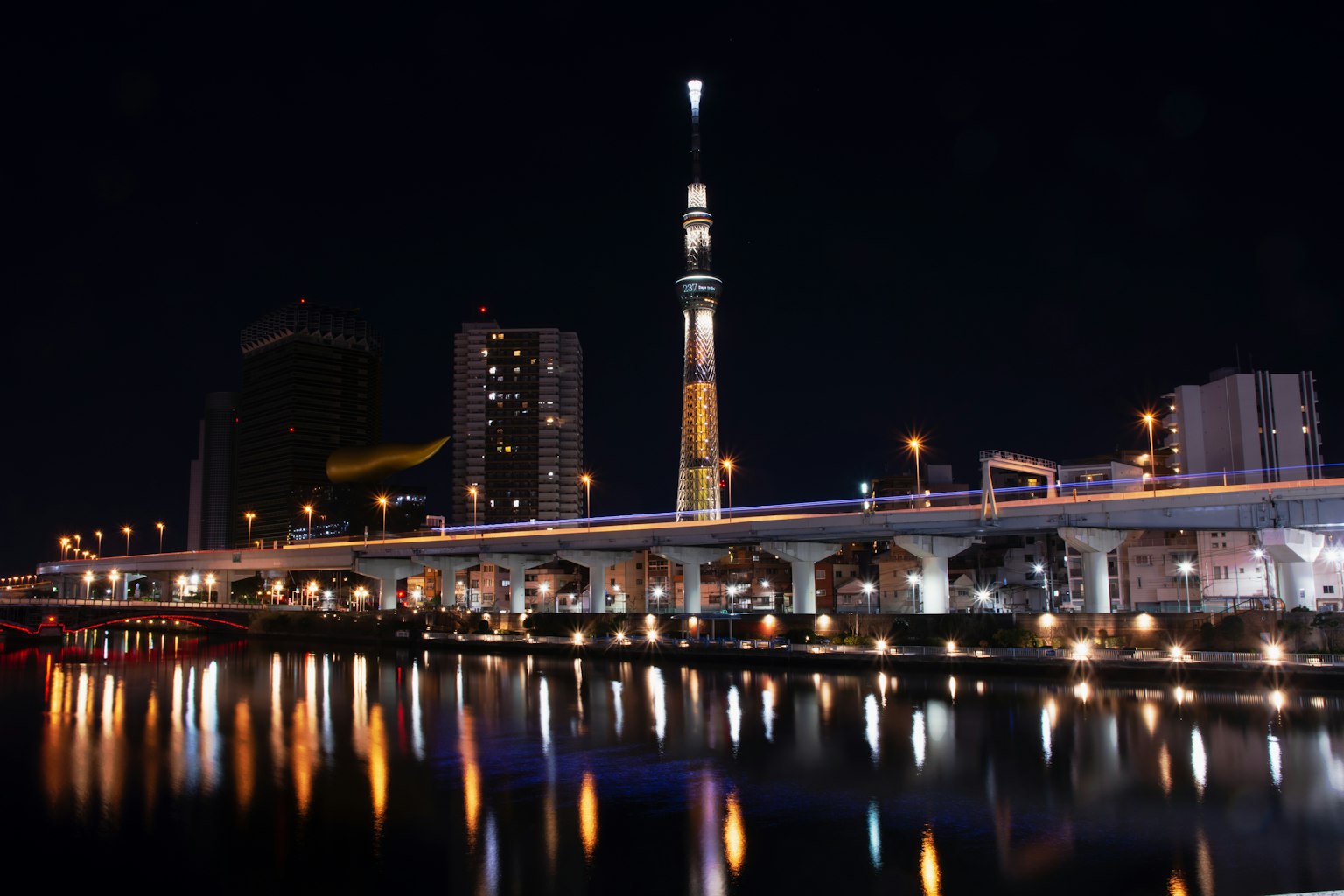 Tokyo Skytree bei Nacht beleuchtet mit Reflexion im Fluss